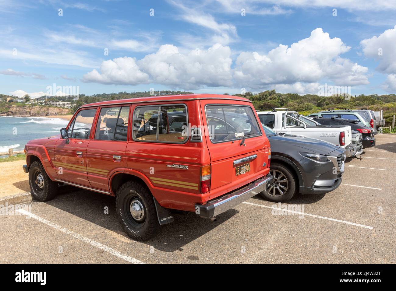 Roter Toyota Landcruiser 1986, klassischer Allradantrieb, geparkt am Avalon Beach in Sydney, NSW, Australien Stockfoto