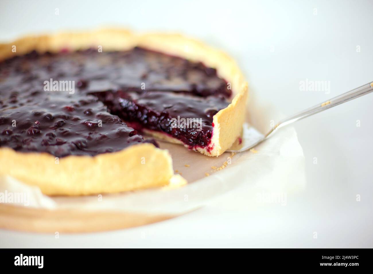 Süßer, geschnittener Kuchen mit schwarzer Johannisbeere Stockfoto
