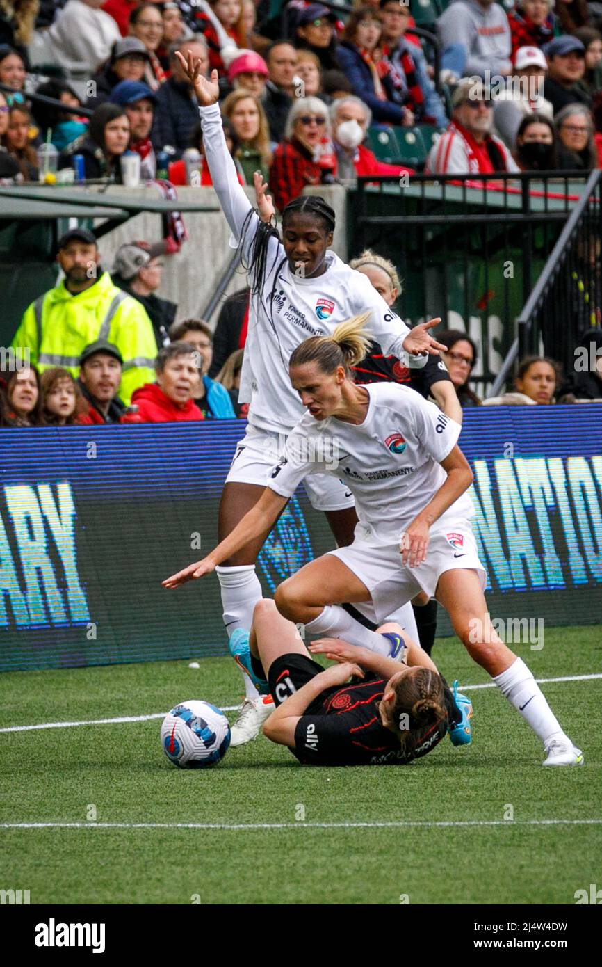 Portland, USA. 17. April 2022. Thorns phenom, der 16-jährige Olivia Moltrie (13) fällt während eines Auflagess durch zwei Spieler in San Diego. Der FC Portland Thorns besiegte die San Diego Wave 3-2 in der Vorsaison der National Women's Soccer League Challenge Cup-Serie mit drei Toren in der ersten Halbzeit, wobei er in der zweiten Halbzeit zwei Tore aufgab. (Foto von John Rudoff/Sipa USA) Quelle: SIPA USA/Alamy Live News Stockfoto