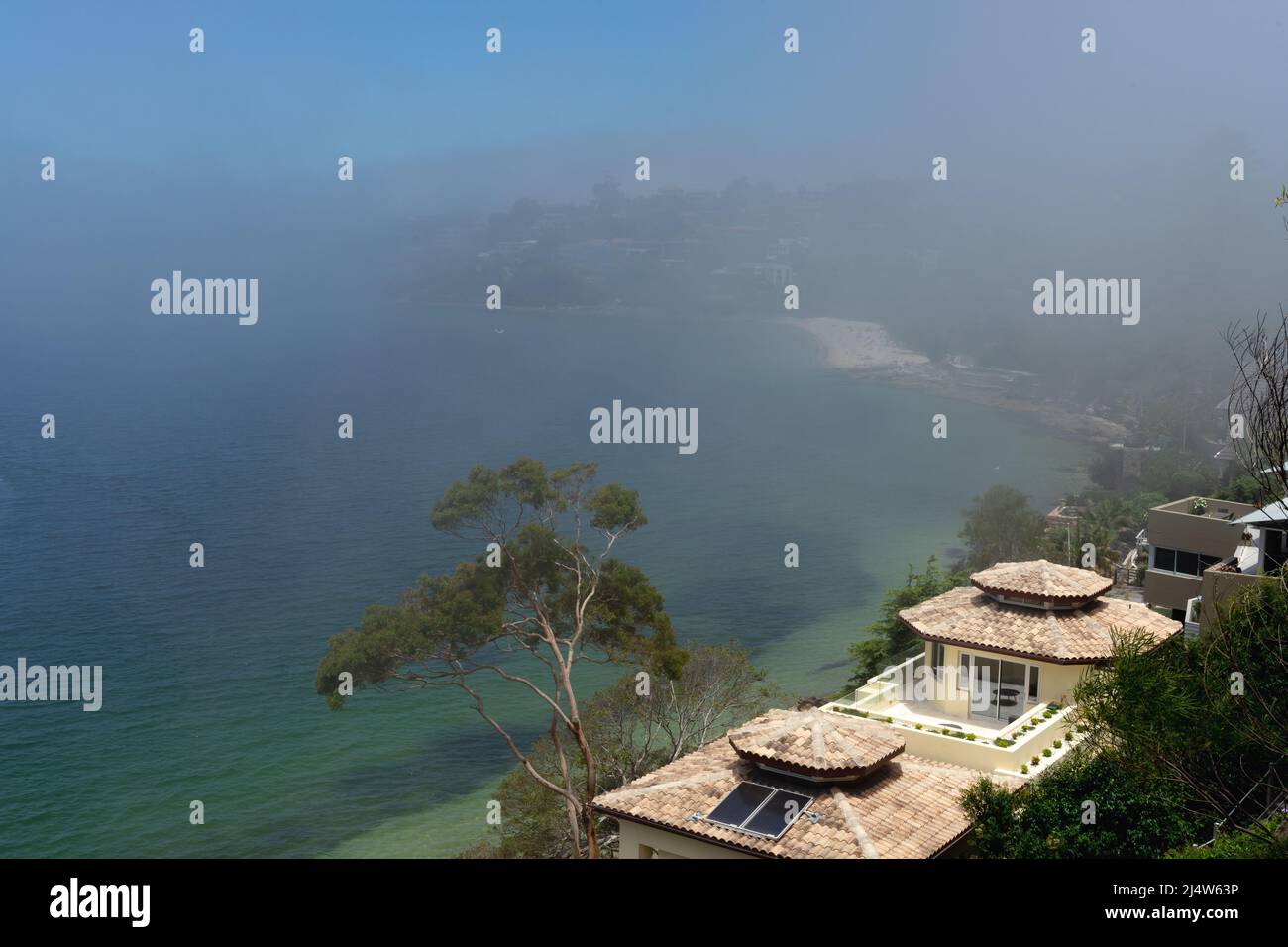 Mystischer Nebel über dem Strand Stockfoto