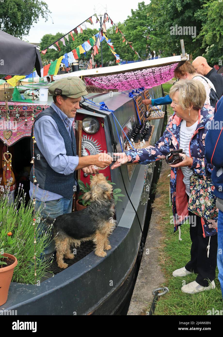 Ein Kanalhändler macht gute Geschäfte mit seinem schmalen Boot „Bindi Queen“ beim Middlewich Folk and Boat Festival auf dem Trent und Mersey Kanal Stockfoto