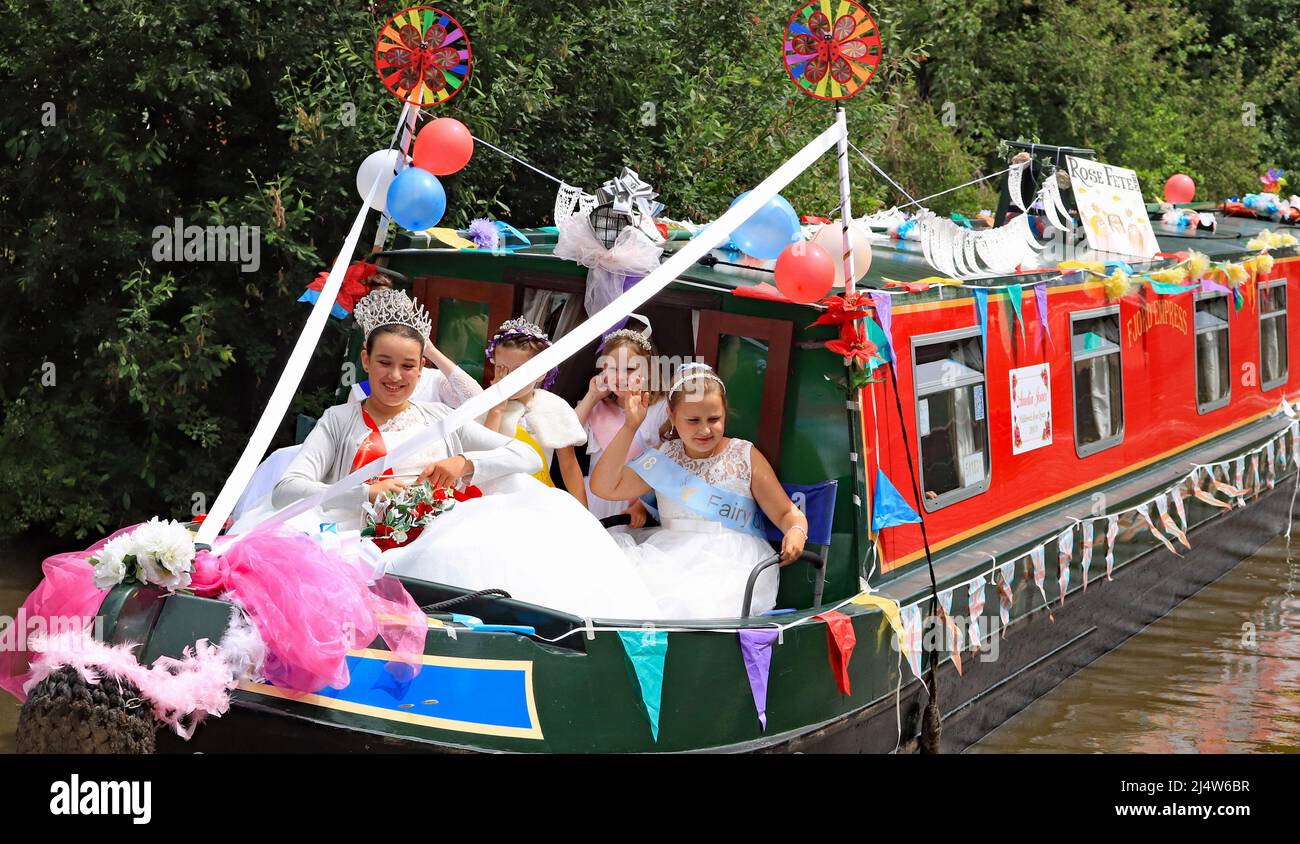 Die Rose Queen von Middlewich zieht im Juni 2017 auf einem Kanalnarrowboot durch das Middlewich Folk and Boat Festival, auf dem Trent und Mersey Kanal Stockfoto