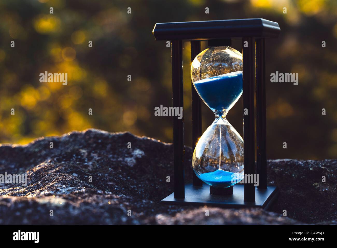 Sanduhr bei Sonnenuntergang, das Konzept der menschlichen Rasse Stockfoto