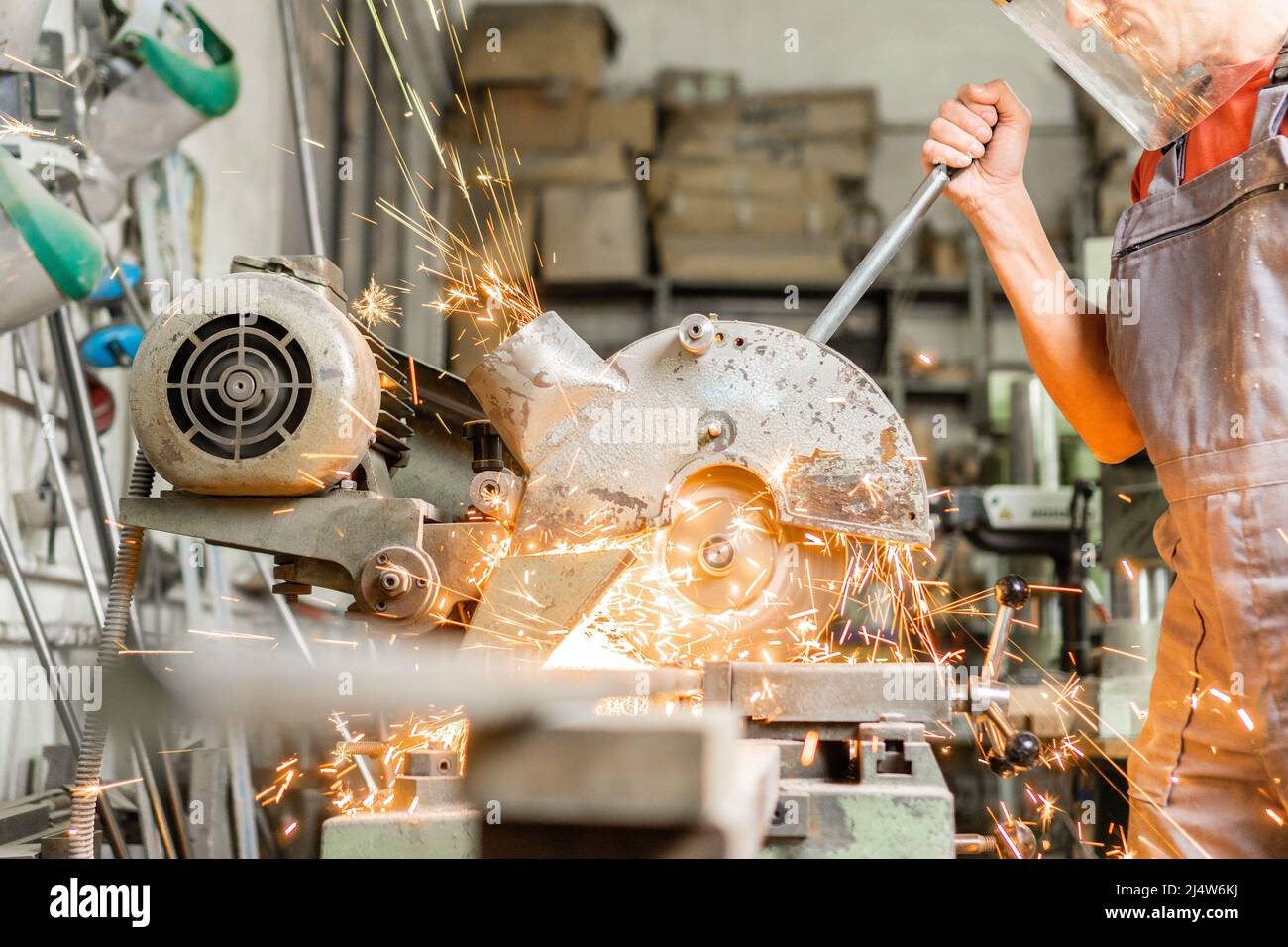 Stahlfräsmaschine läuft vom Meister in der Werkstatt Stockfoto