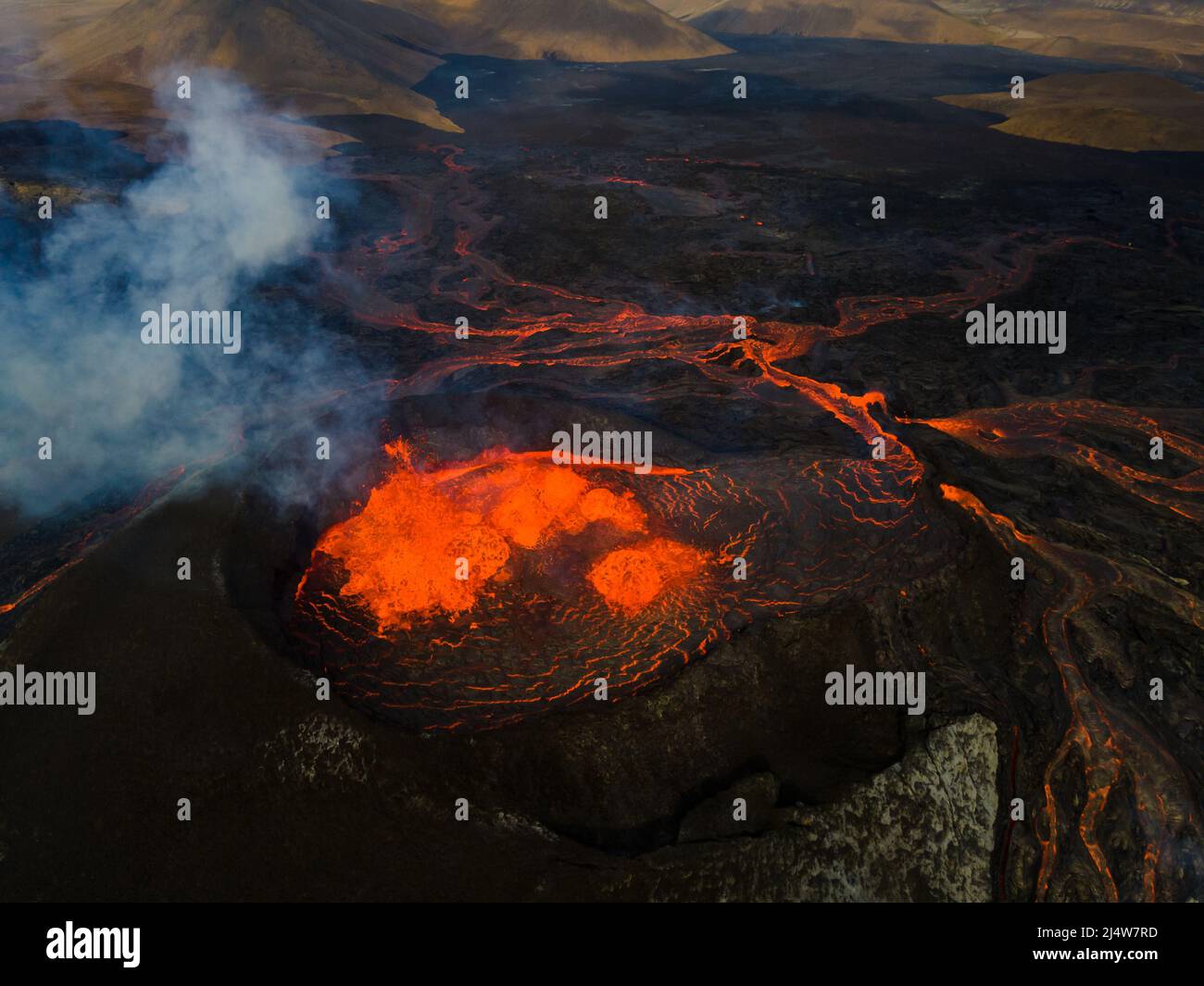 Beeindruckende Luftaufnahme der explodierenden roten Lava vom Active Volcano in Island Stockfoto
