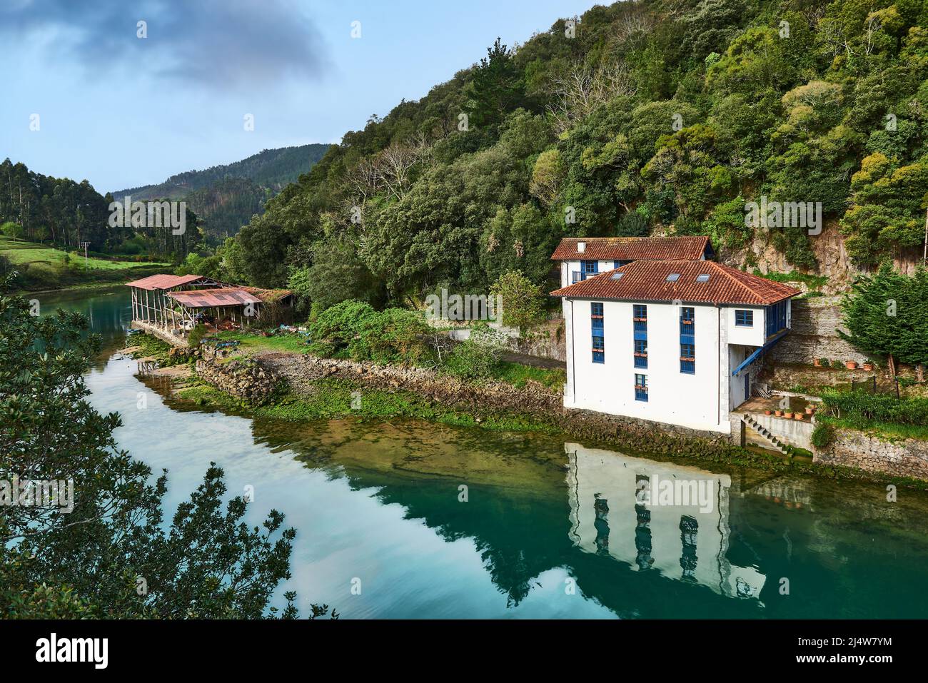 Spektakuläre Landschaft des flusses lea mit weißem Haus und altem Steg am Ufer, Lekeitio, Baskenland, Euskadi, Euskal Herria, Spanien, Europa Stockfoto