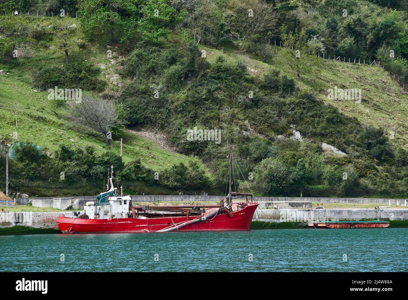 Rotes Schiff, das am Fluss Oria, Orio, Guipuzkoa, Baskenland, Euskadi, Eskal Herria, Spanien, Europa Stockfoto