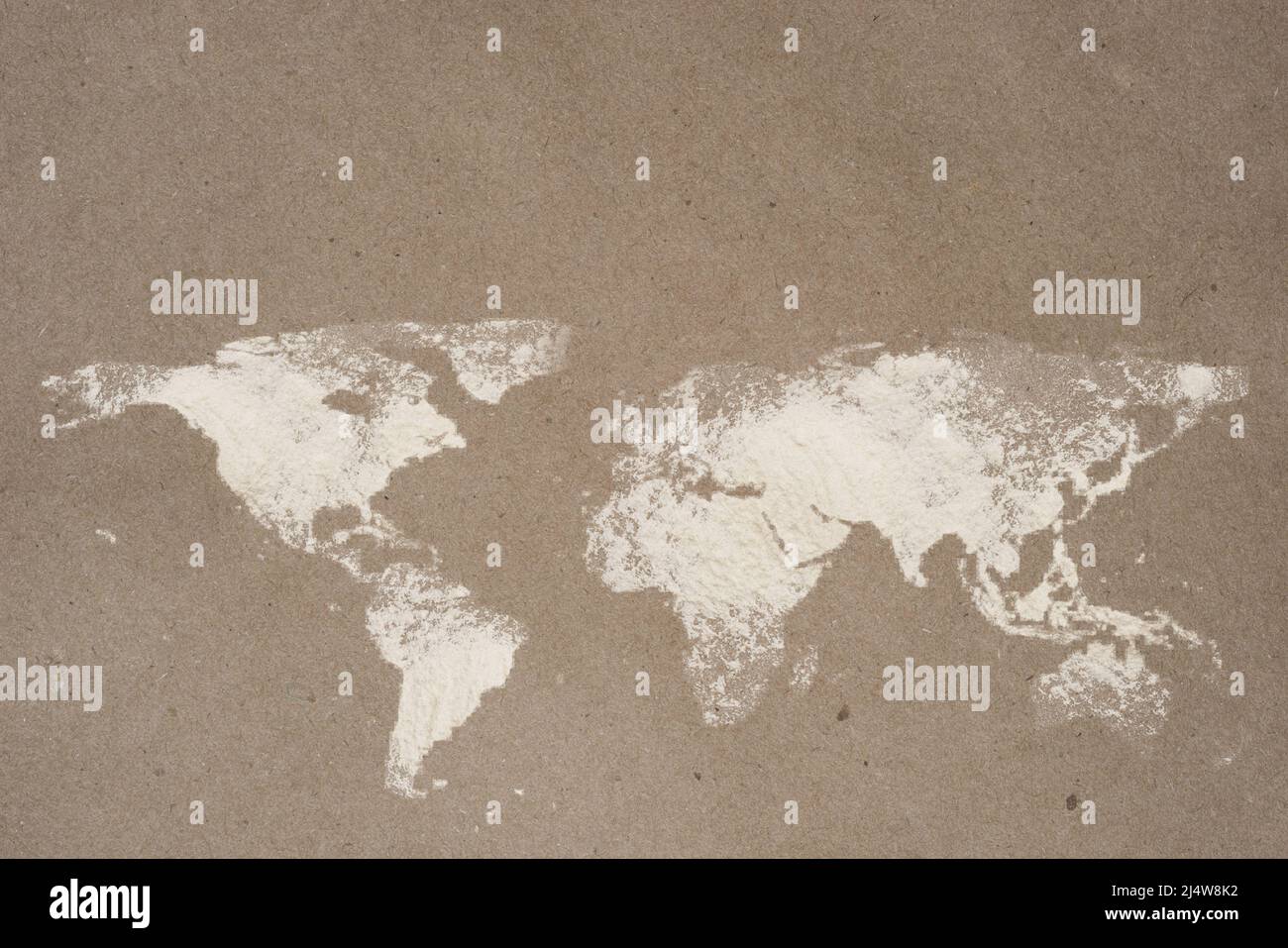 Weltkarte auf Mehl Bastelpapier mit Kopierplatz staubt. Konzept der weltweiten Lebensmittelsicherheit. Stockfoto