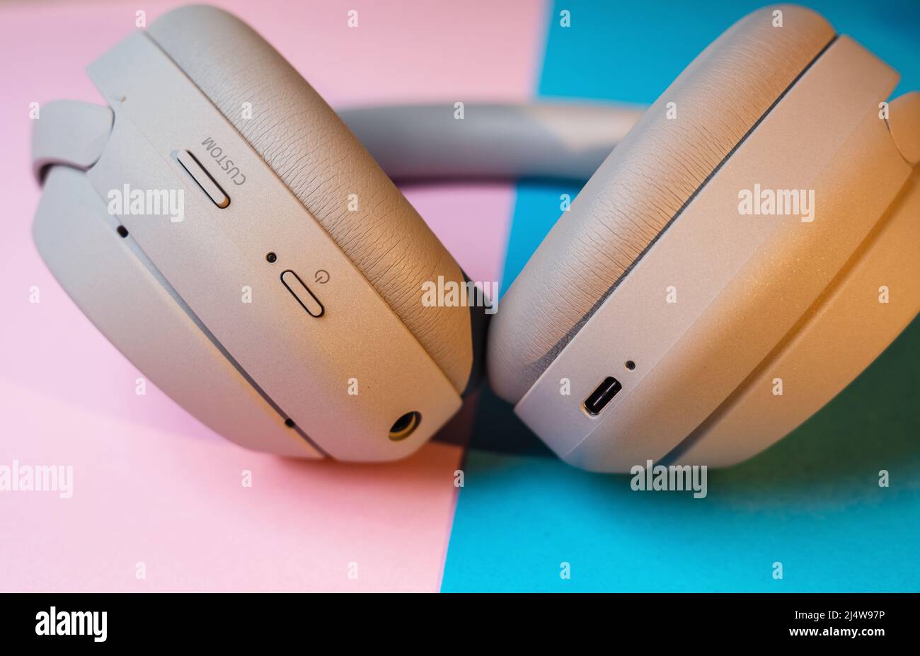 04.01.2022 - Kiew, Ukraine: Drahtlose Kopfhörer WH-1000XM4 mit Geräuschminimierung von Sony Stockfoto