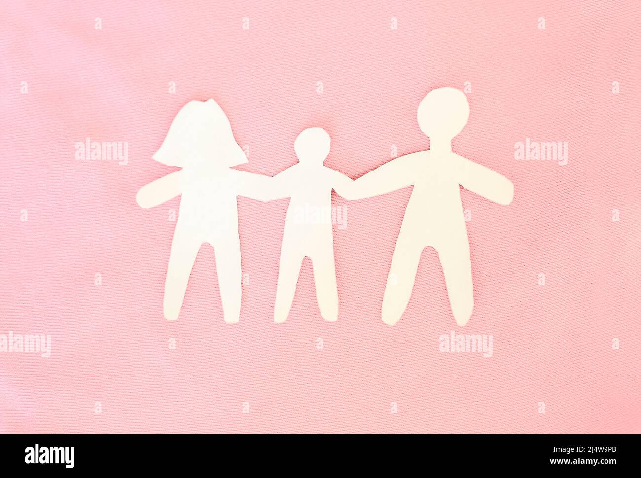 Stick Figur Familie Papier Puppe Kette. Cliparts Bild isoliert auf rosa Hintergrund. Liebe und Pflege Konzept Stockfoto