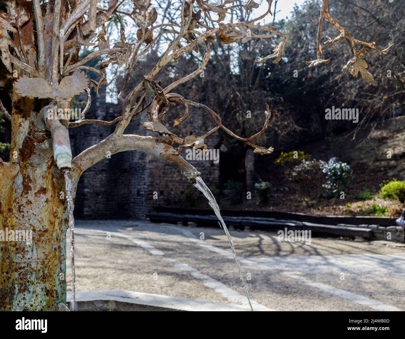 Turin, Italien - 19. März 2022: Der Granatapfelbrunnen im mittelalterlichen Dorf. Stockfoto