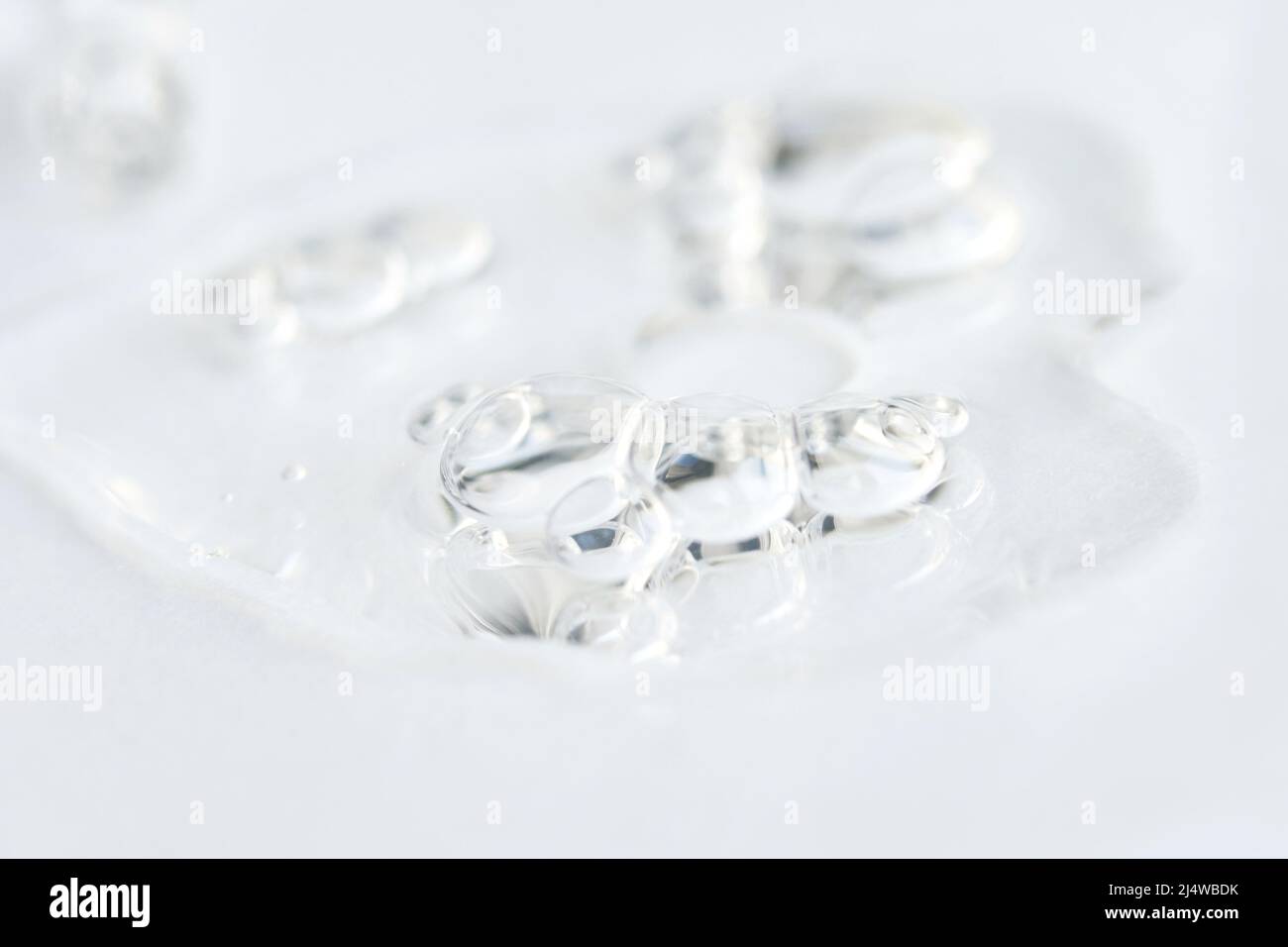 Farbfeld mit Serum-Gel-Textur. Transparenter Tropfen mit Blasen. Gesichtspflegeprodukt. Essenz aus flüssigem Öl. Schönheitsverstrich. Vitamin-Kollagen-Spritzer. Organische Peeling-Behandlung. Körperpflege Stockfoto