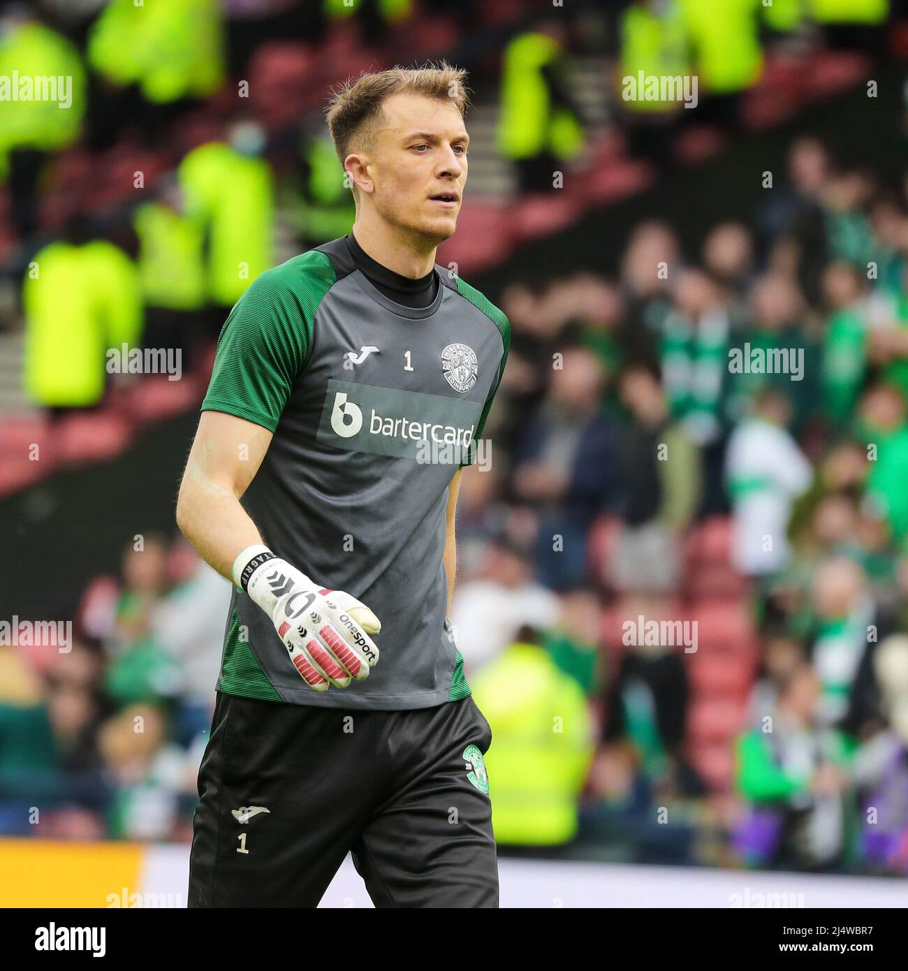 Matthew Macey, Torwart des Hibernian Football Clubs, Schottland, im Aufwärmsesion im Hampden Park Glasgow vor dem halbfinale des schottischen Pokals. Stockfoto