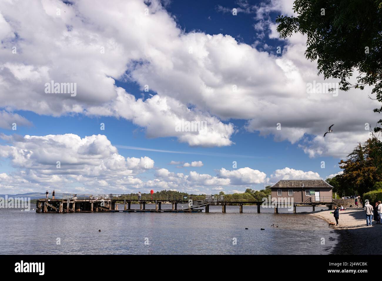 Hölzerner Pier in Luss am Loch Lomond, Schottland Stockfoto