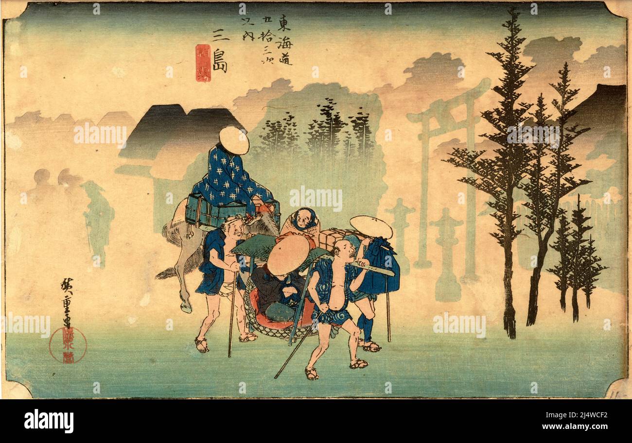 Hier passiert eine Gruppe von Reisenden das Tor zu Mishima Taisha, einem schintoistischen Schrein, der besonders von Kriegern verehrt wird. Ein Nebel am frühen Morgen, der geschickt mit dem Holzschnitt wiedergegeben wird, umhüllt die Szene. Künstler Ando Hiroshige (1797-1858) - Stockfoto