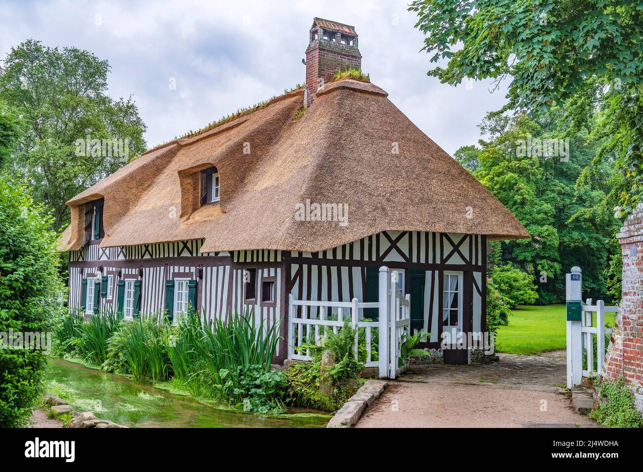 Ein typisches Landhaus aus Halbholz in Veules-les-Roses, Normandie, Frankreich Stockfoto