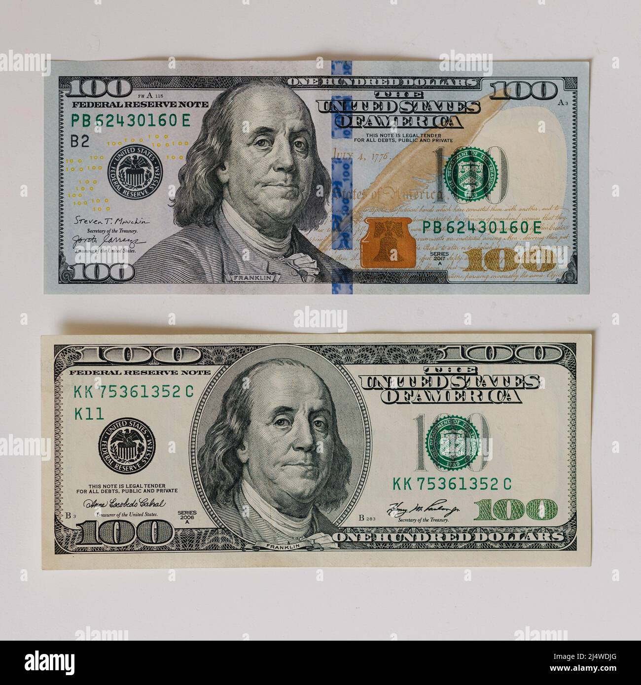 Vergleich zwischen zwei US-Dollar, neu und alt. Hundert Banknoten auf weißem Hintergrund Stockfoto