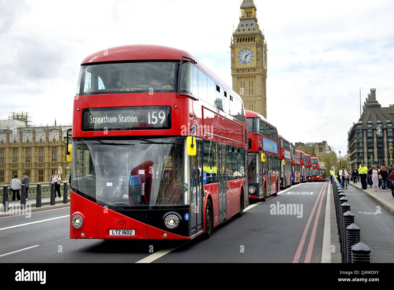 London, England, Großbritannien. Lange Linie von Doppeldeckerbussen auf der Westminster Bridge, langsam nach einem protestmarsch durch Extinction Rebellion, April 2022 Stockfoto