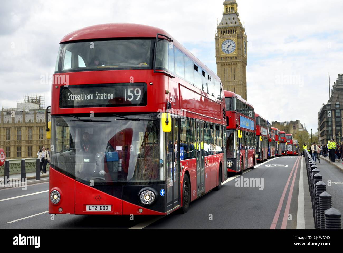 London, England, Großbritannien. Lange Linie von Doppeldeckerbussen auf der Westminster Bridge, langsam nach einem protestmarsch durch Extinction Rebellion, April 2022 Stockfoto