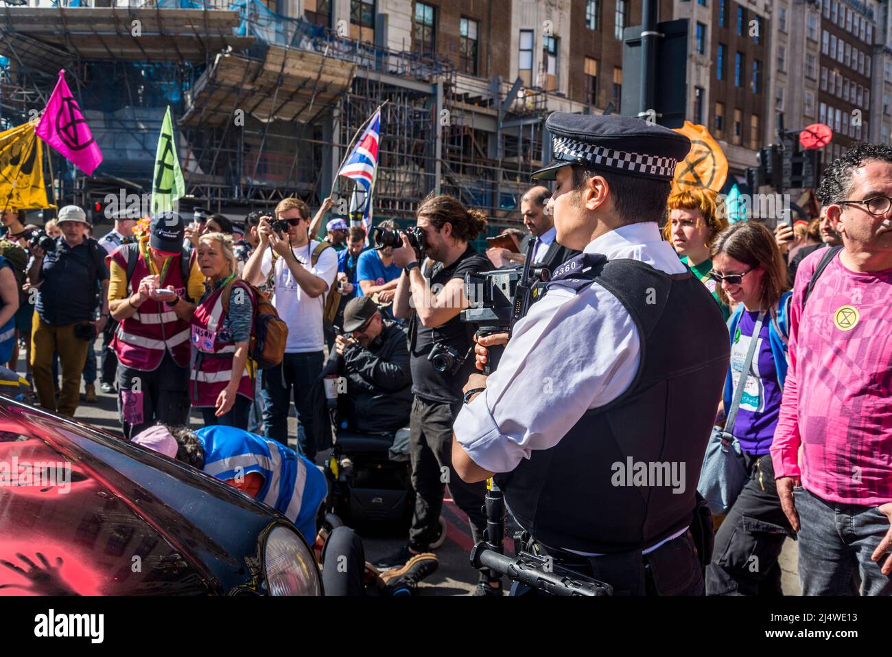 Polizist filmt Demonstranten, Wir werden nicht umstehen, ein Aussterben Rebellion Protest, der für Klimagerechtigkeit kämpft, Marble Arch, London, Englan Stockfoto
