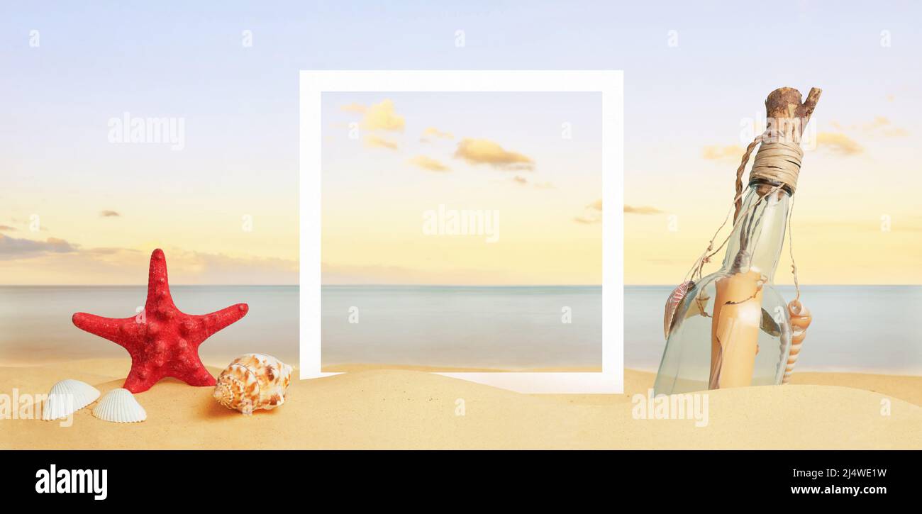 Weißer quadratischer Papierrahmen auf Strandsand, umgeben von Meeresstern, Muscheln und Botschaft in der Flasche. Platz in der Mitte kopieren Stockfoto