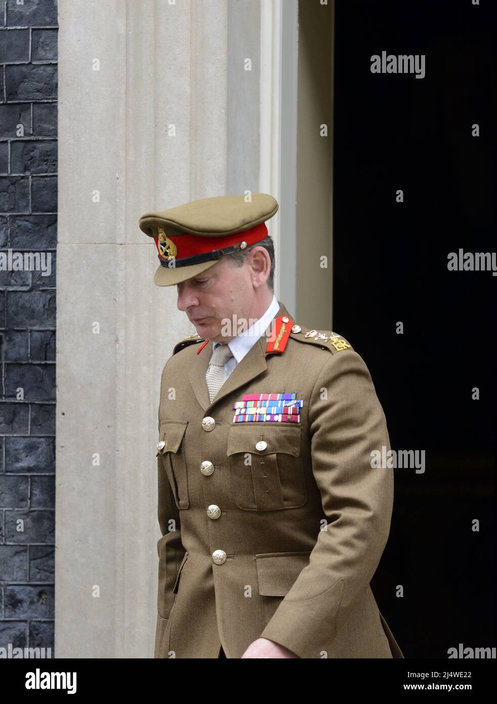 General Sir Mark Carleton-Smith (Chef des Generalstabs der Britischen Armee) verlässt die Downing Street 10 während eines britischen Besuchs des US-Generals James C. Stockfoto