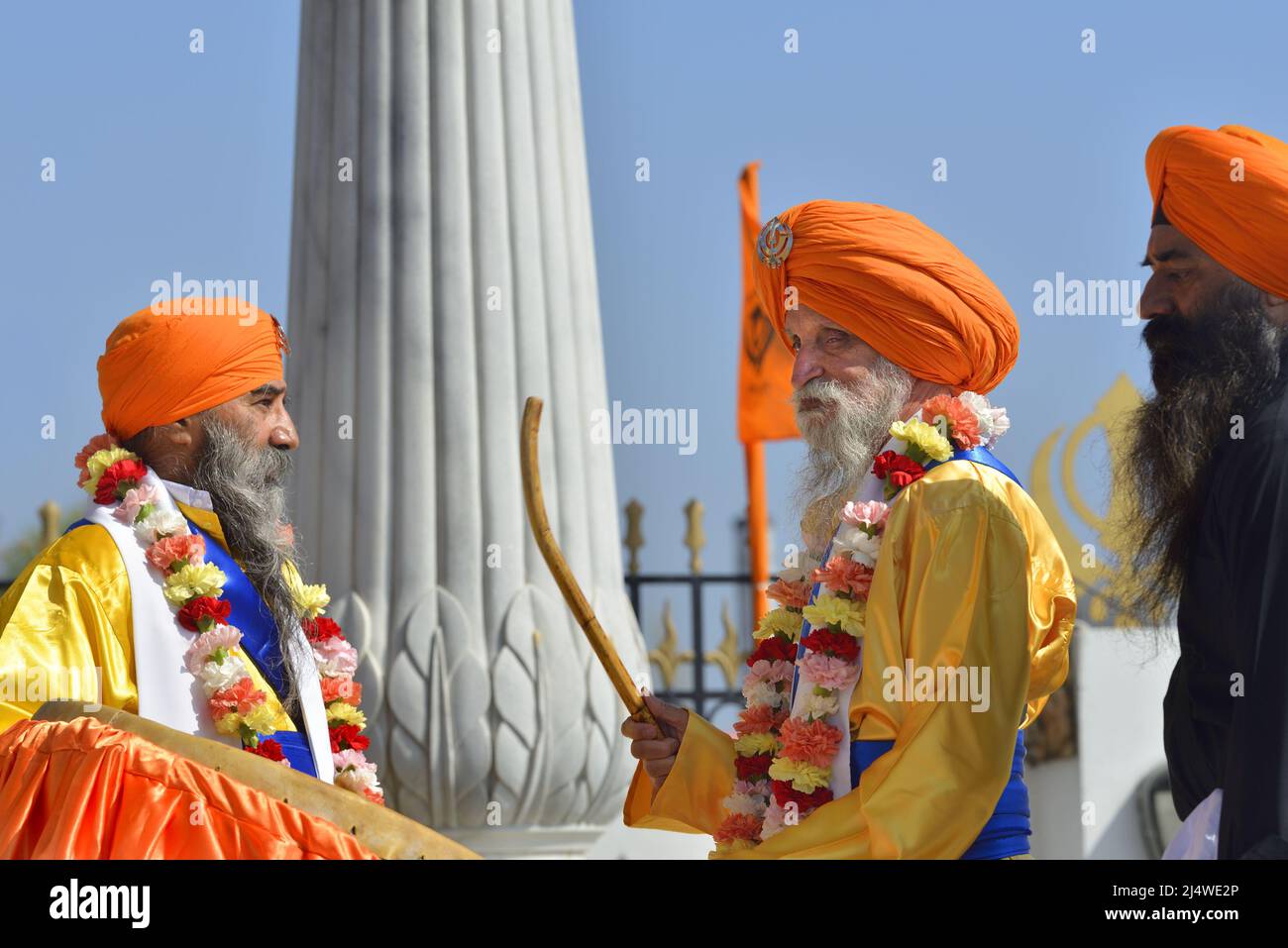 Gravesend, Kent, Großbritannien. 16.. April 2022. Tausende von Mitgliedern der großen Sikh-Gemeinschaft von Gravesend durchlaufen die Stadt vom Guru Nanak Darbar Gur Stockfoto