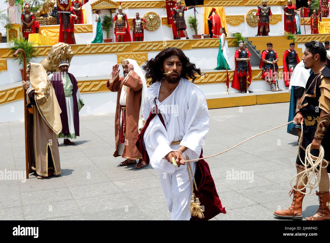 Nicht exklusiv: MEXIKO-STADT, MEXIKO - APR 15, 2022: Axel Gonzalez, der für Jesus Christus steht, nimmt am Karfreitag in der Represe 179. Teil Stockfoto