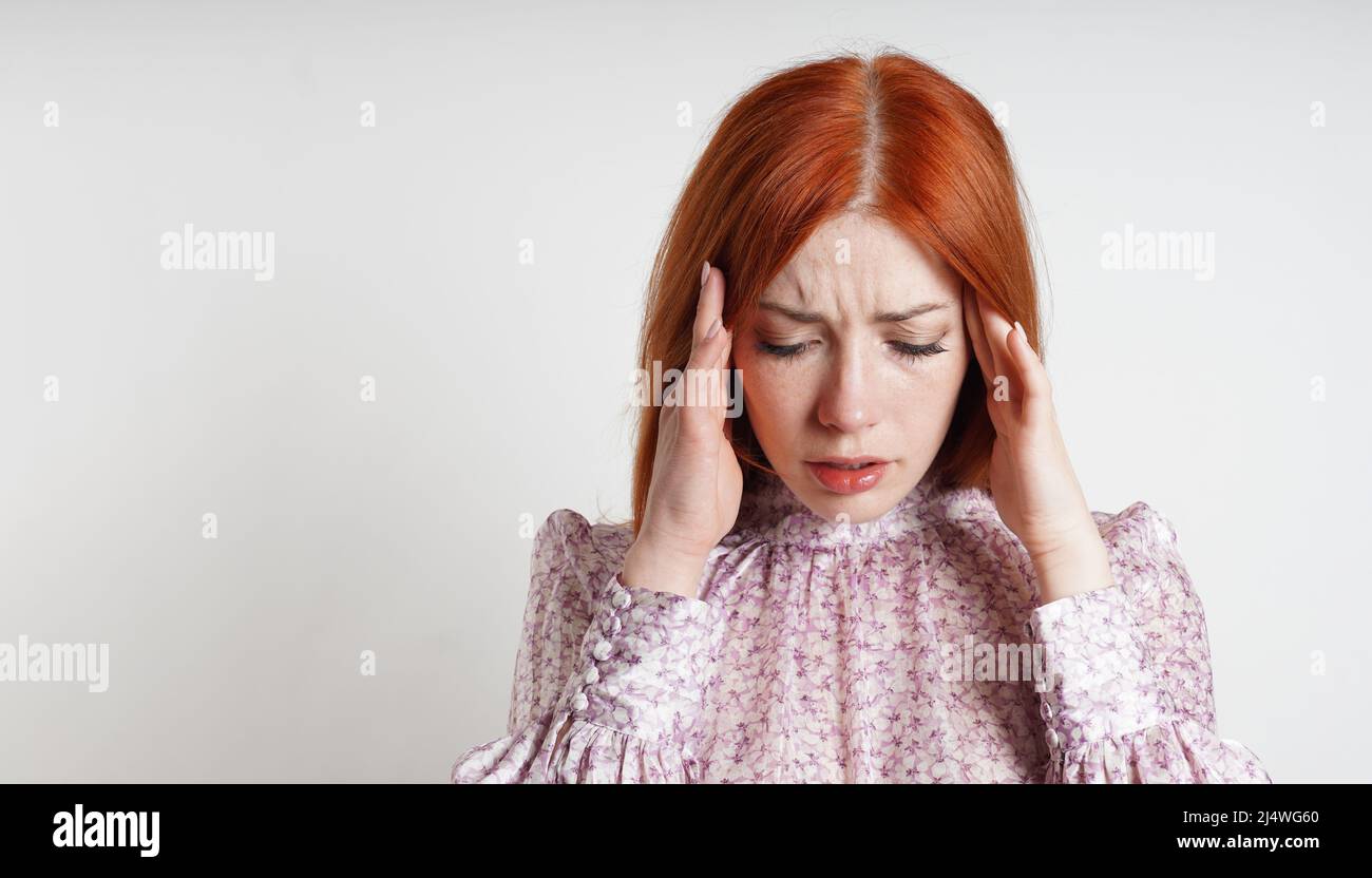 Frau, die unter Stress leidet, verursachte Kopfschmerzen oder Migräne, die ihre Schläfe mit geschlossenen Augen reibt Stockfoto
