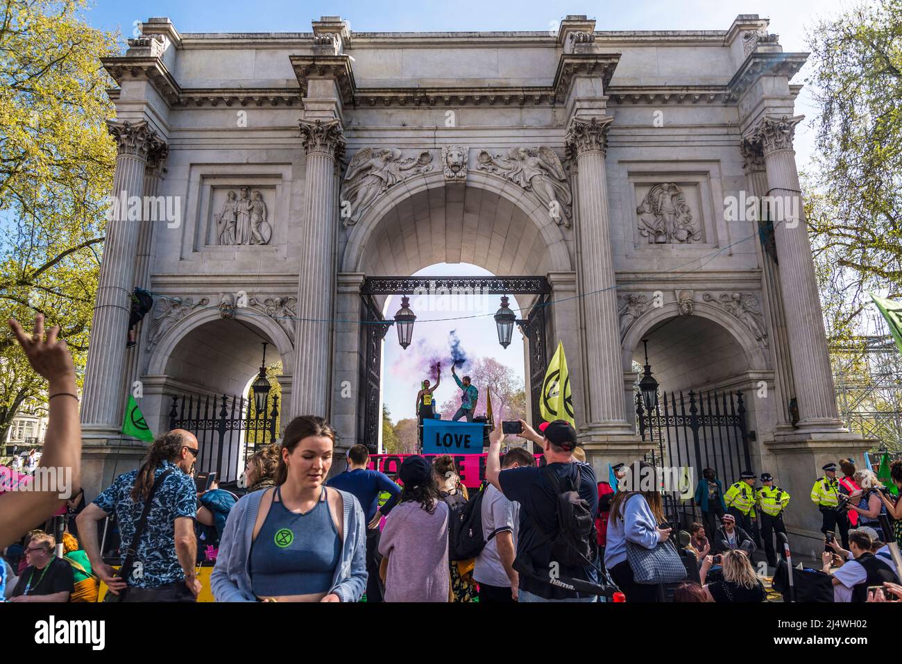 Stoppen Sie das Harm-Banner am Marble Arch, bei We will not be bystanders, einem Protest gegen die Aussterbungsdebellion, der für Klimagerechtigkeit kämpft, Marble Arch, Londo Stockfoto