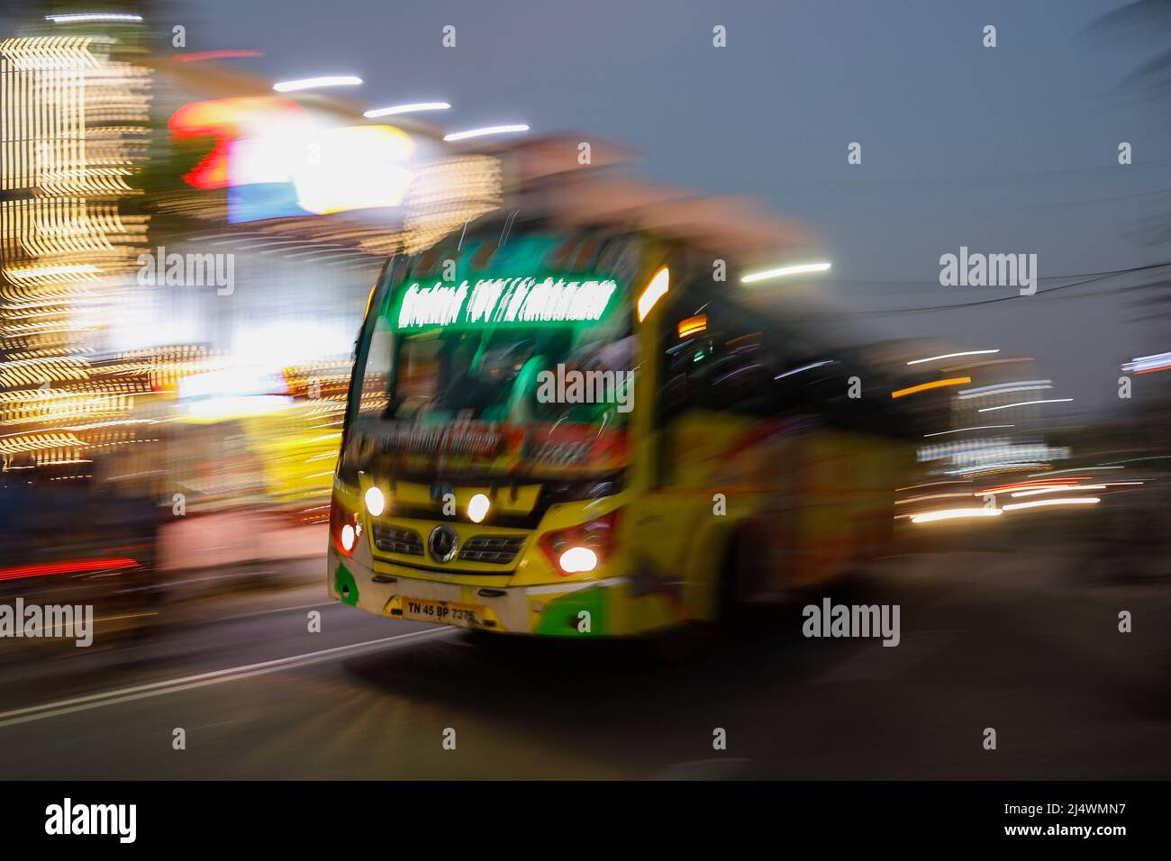 Moderner Fernbus, der auf der Straße, Trichy, Tamil Nadu, Indien, fährt Stockfoto