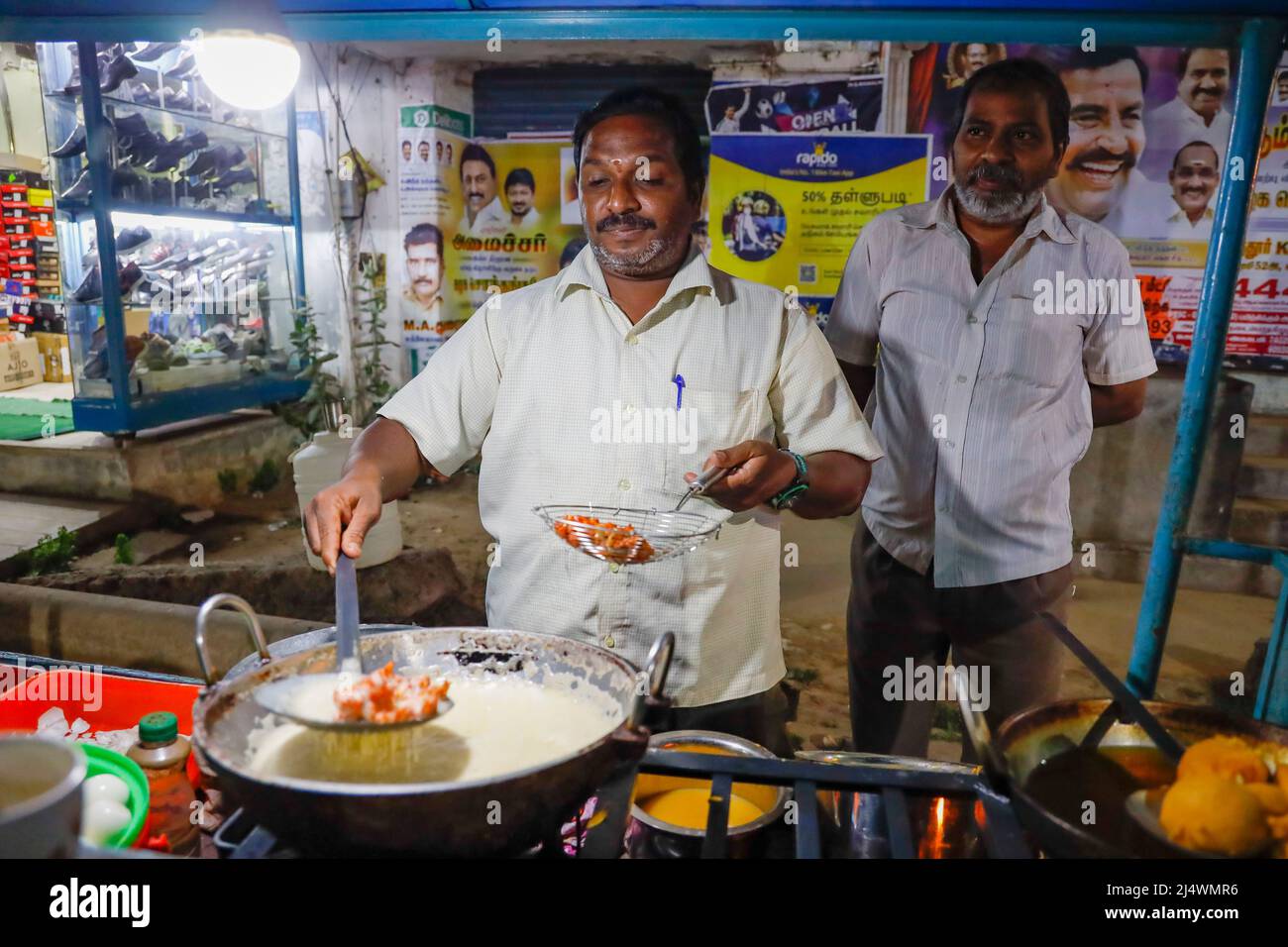 Mann im Street Food Stall, der würzige Blumenkohlsuppe in Trichy, Tamil Nadu, Indien, zubereitet Stockfoto
