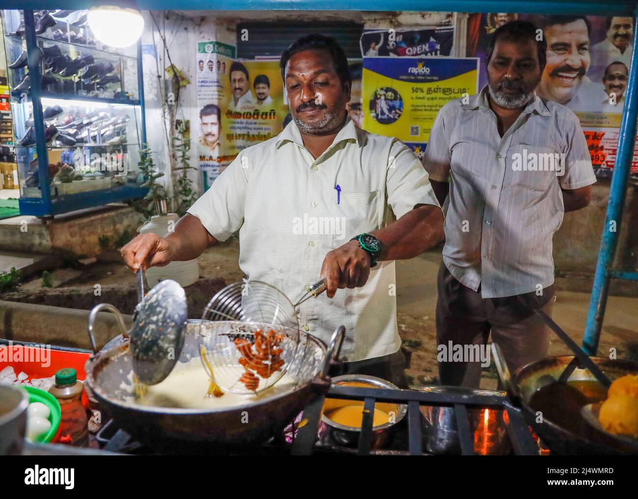Mann im Street Food Stall, der würzige Blumenkohlsuppe in Trichy, Tamil Nadu, Indien, zubereitet Stockfoto