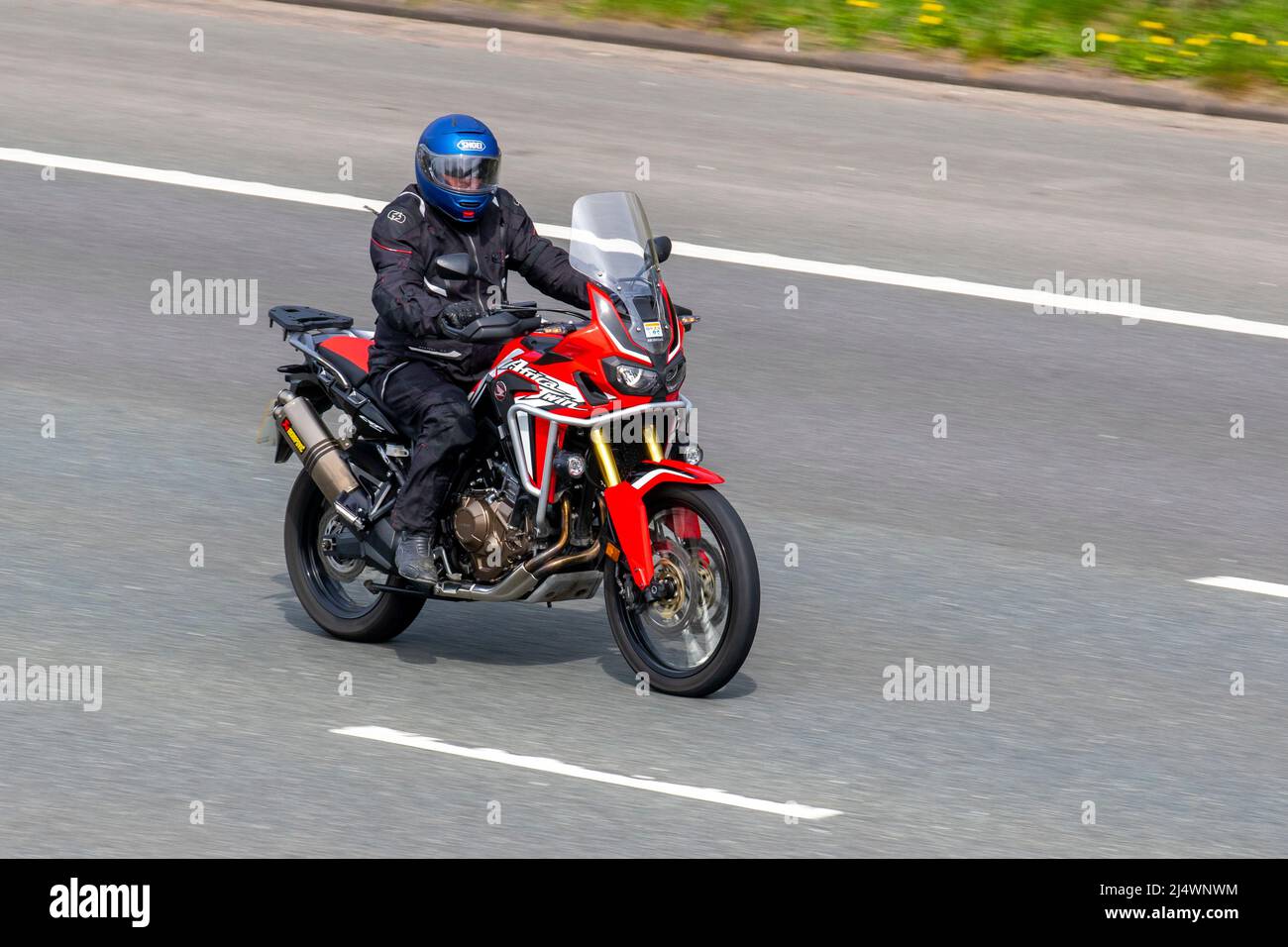 2017 rotes Honda Africa Twin CRF 1000 D-H 988cc Motorrad auf der britischen Autobahn M61 Stockfoto