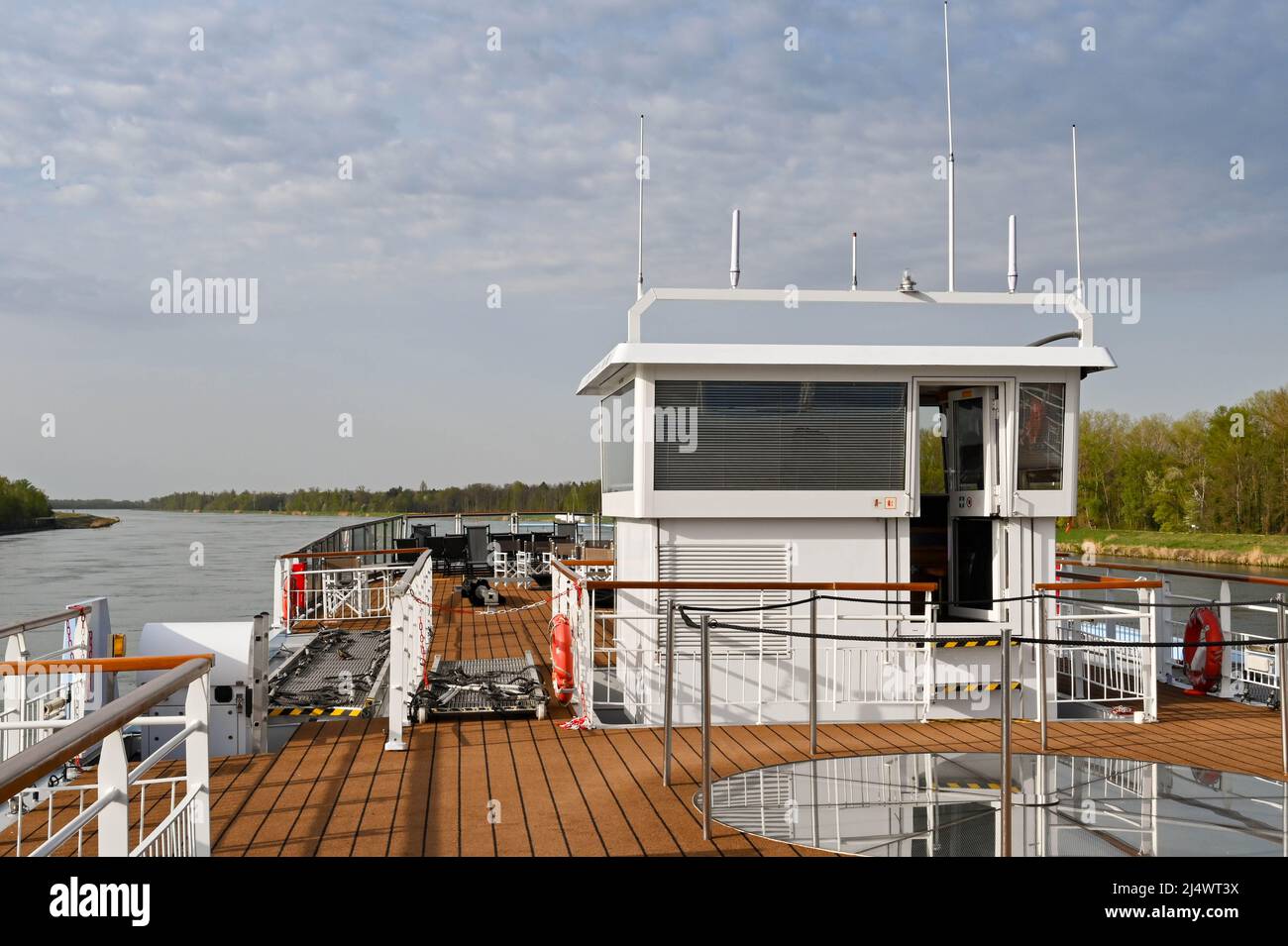 Rhein, Deutschland – April 2022: Rückansicht der Brücke und des Kontrollraums auf einem Flusskreuzfahrtschiff, das den Rhein durch Deutschland hinauffährt Stockfoto