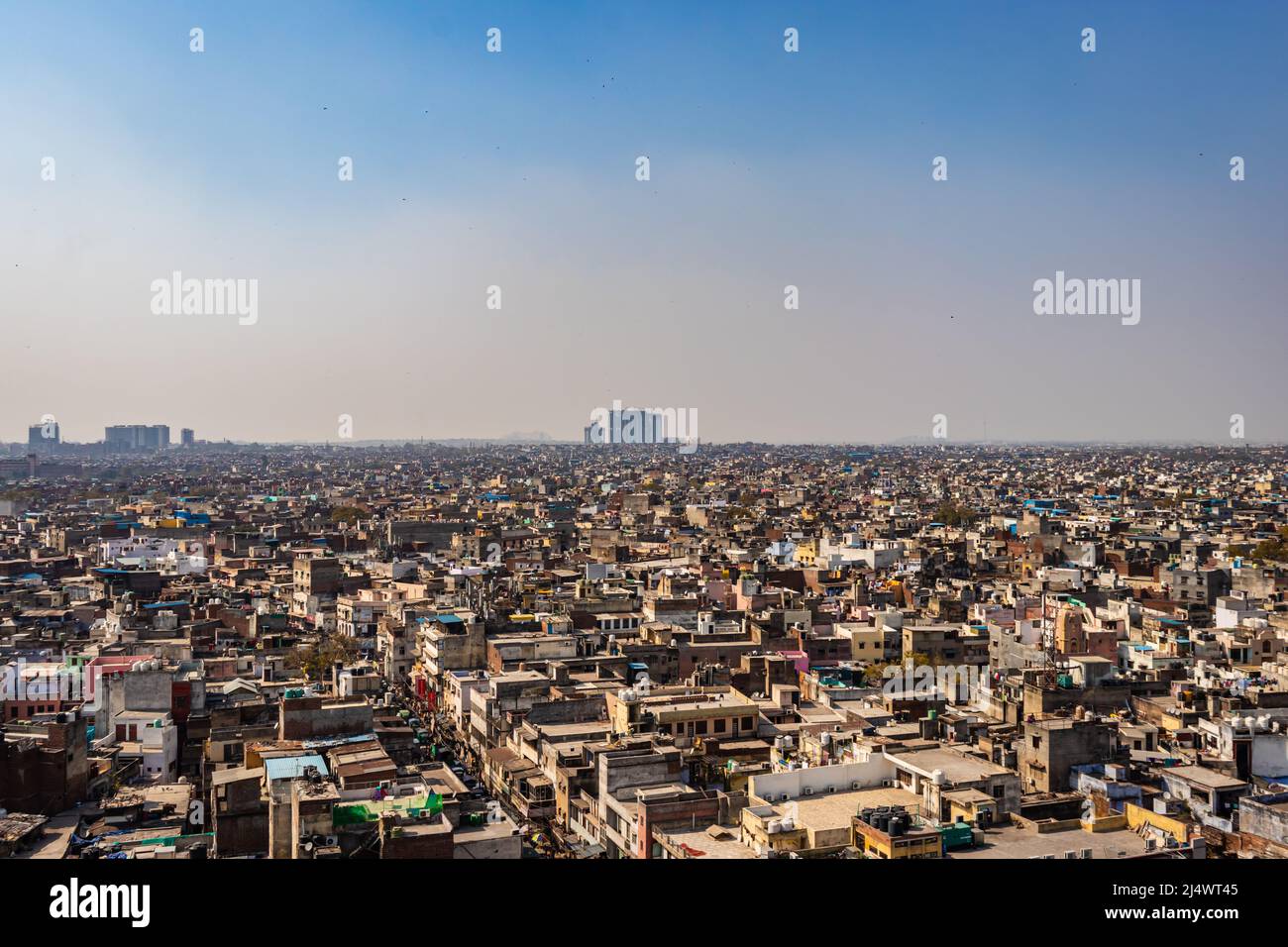 Am 30 2022. März wurde in Delhi indien ein überfüllter Stadtbau mit flachem, trüben Himmel aus einem einzigartigen Winkel aufgenommen. Stockfoto