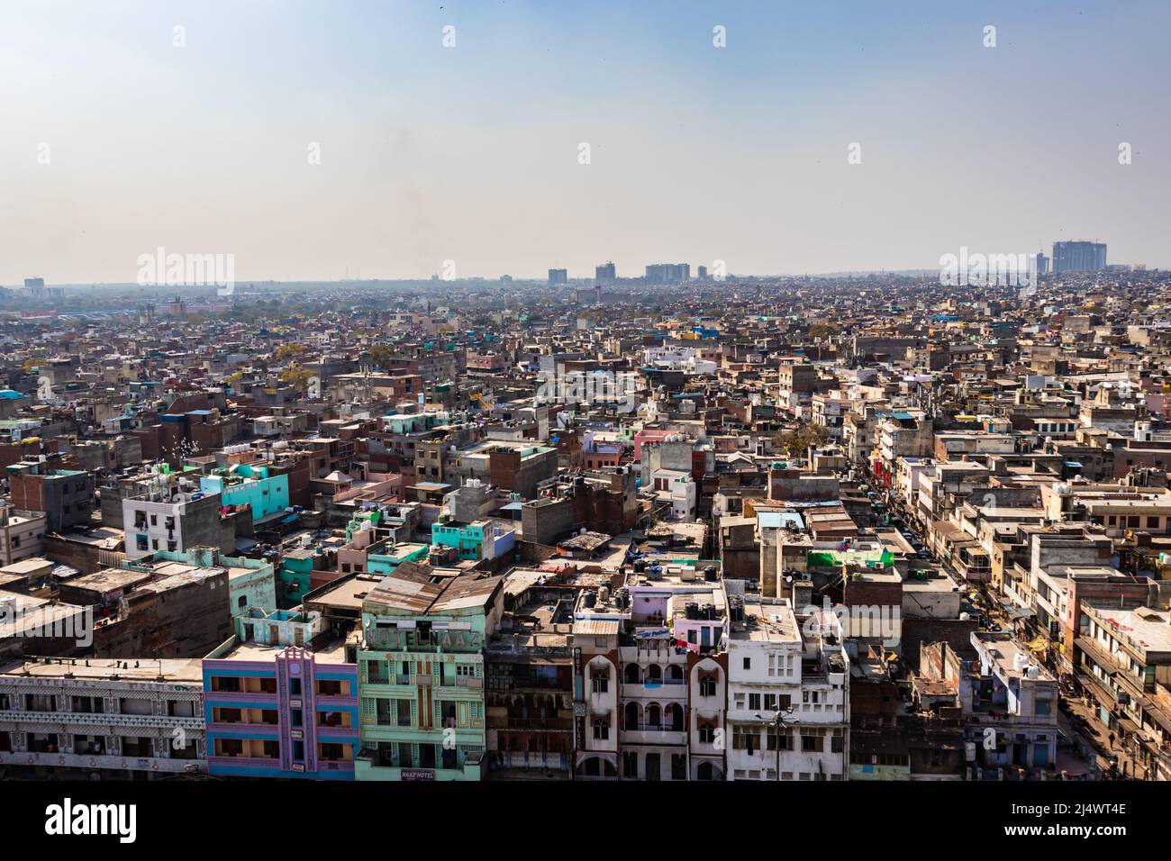 Am 30 2022. März wurde in Delhi indien ein überfüllter Stadtbau mit flachem, trüben Himmel aus einem einzigartigen Winkel aufgenommen. Stockfoto