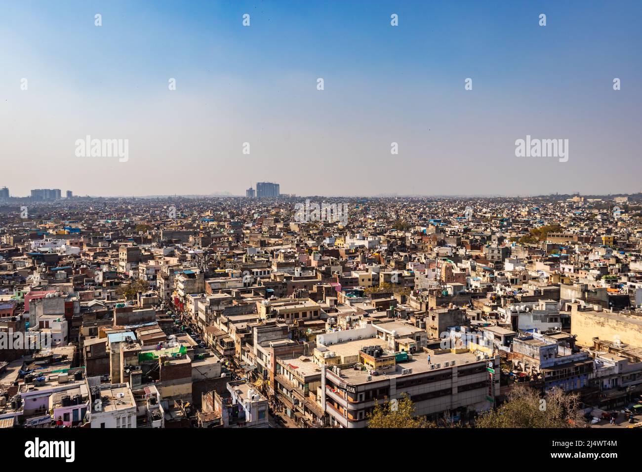 Am 30 2022. März wurde in Delhi indien ein überfüllter Stadtbau mit flachem, trüben Himmel aus einem einzigartigen Winkel aufgenommen. Stockfoto