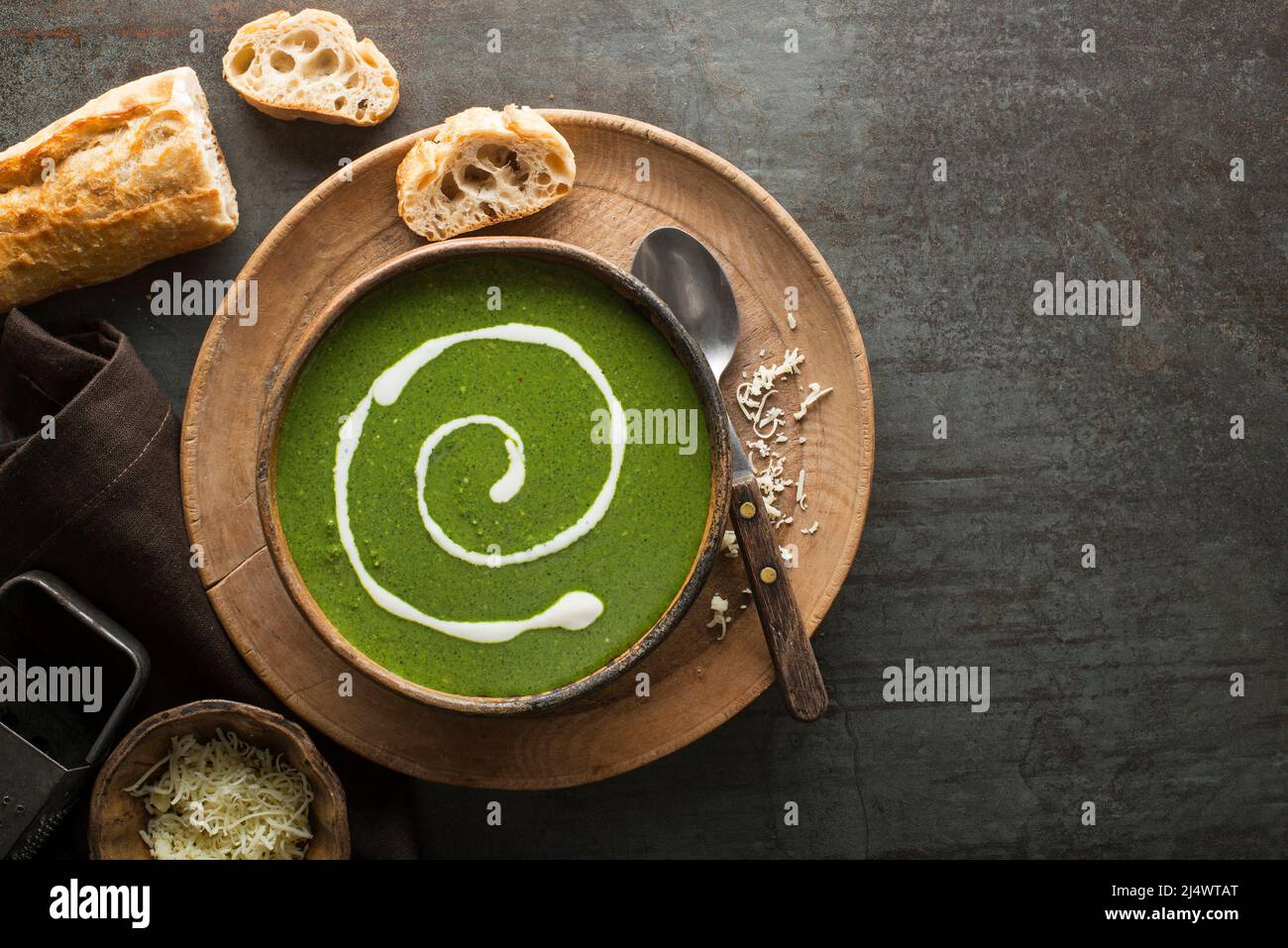 Frische grüne Suppe auf grauem Hintergrund oben schießen. Stockfoto