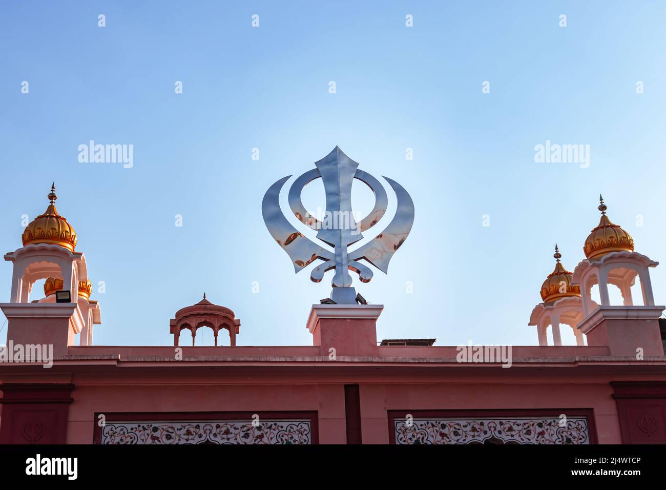 das heilige religiöse Symbol khanda sikh am eingang von gurudwara mit einem hellblauen Himmelbild wurde am 30 2022. März in sis ganj sahib gurudwara im alten delhi indien aufgenommen Stockfoto