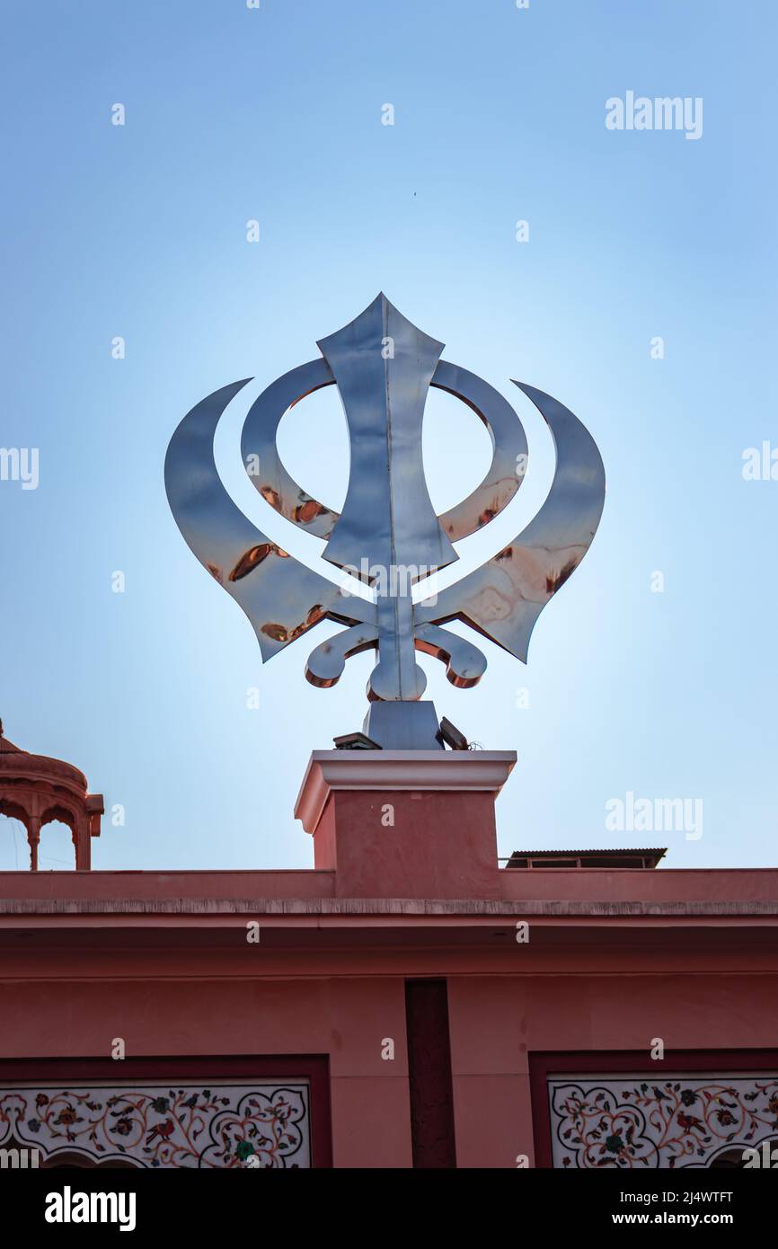 das heilige religiöse Symbol khanda sikh am eingang von gurudwara mit einem hellblauen Himmelbild wurde am 30 2022. März in sis ganj sahib gurudwara im alten delhi indien aufgenommen Stockfoto