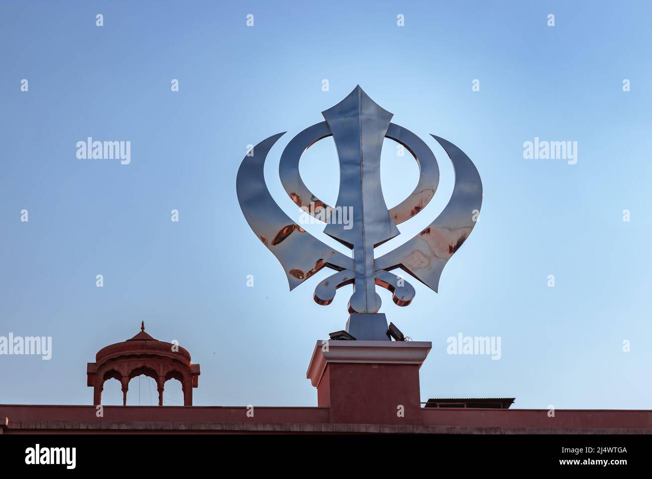 das heilige religiöse Symbol khanda sikh am eingang von gurudwara mit einem hellblauen Himmelbild wurde am 30 2022. März in sis ganj sahib gurudwara im alten delhi indien aufgenommen Stockfoto