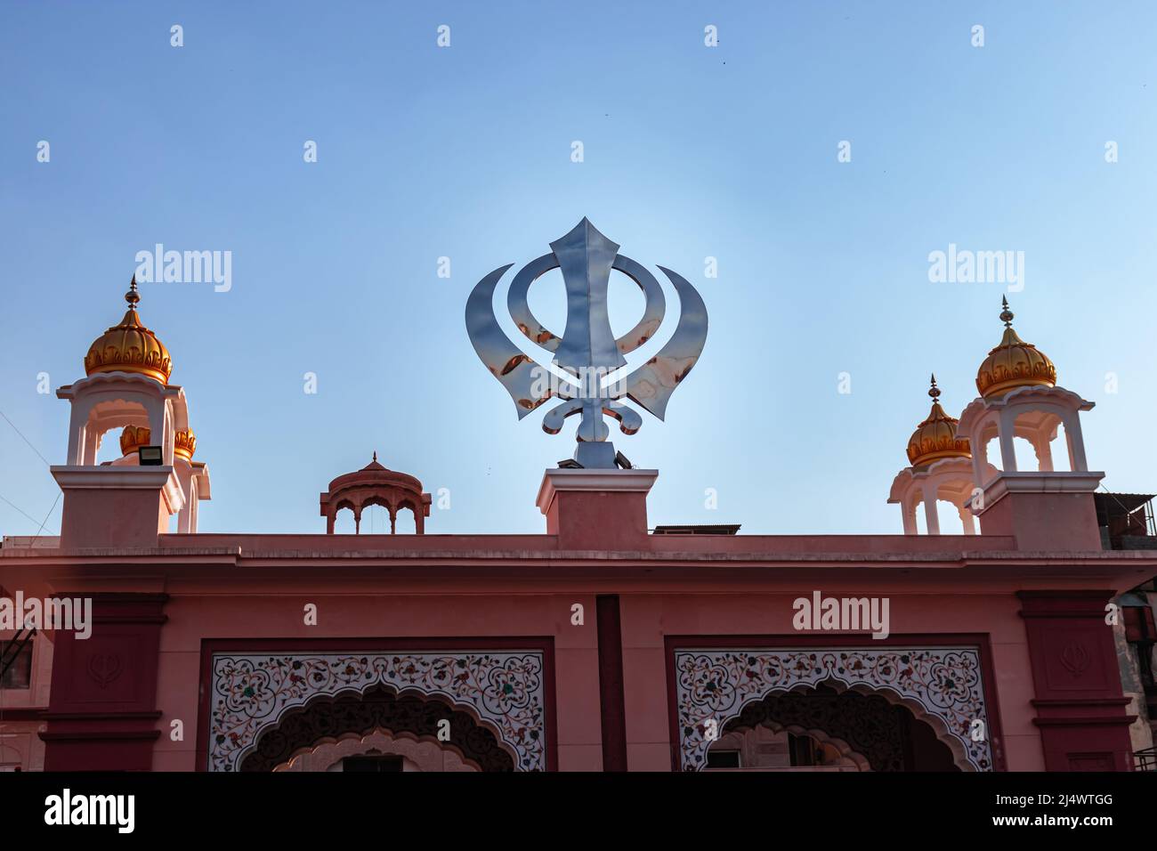 das heilige religiöse Symbol khanda sikh am eingang von gurudwara mit einem hellblauen Himmelbild wurde am 30 2022. März in sis ganj sahib gurudwara im alten delhi indien aufgenommen Stockfoto