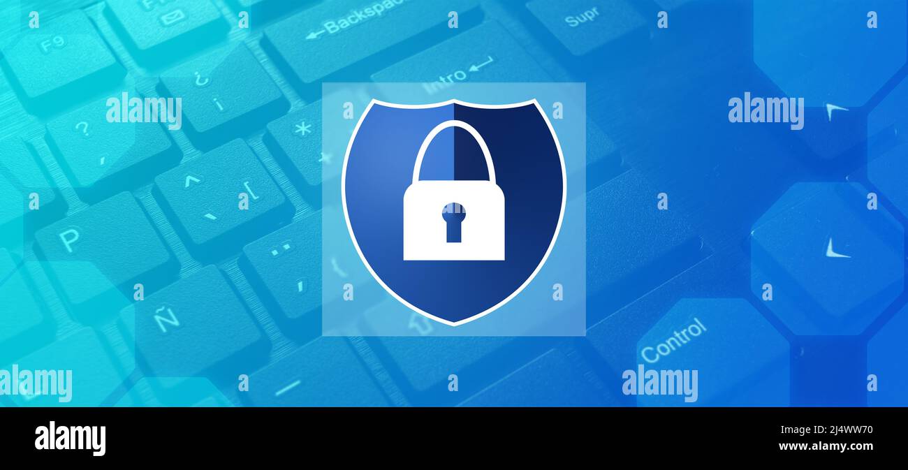 Tastaturhintergrund mit blauen Lichtern und Schutzschild. Internet der Dinge. Cyber-Sicherheitskonzept. Schutz und Privatsphäre. Unternehmenstechnologie. Stockfoto