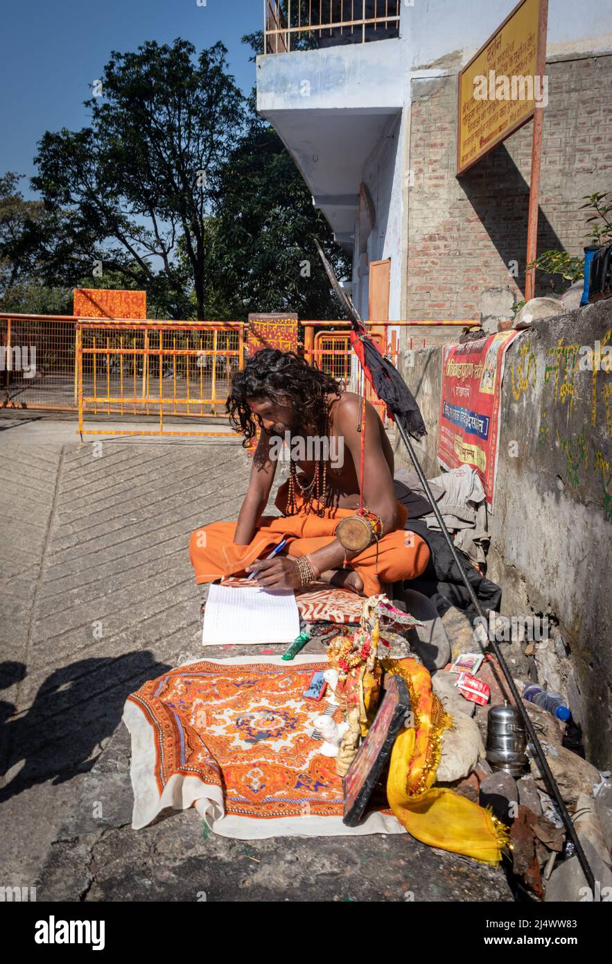 indische Heilige, die am Tag aus einem Flachwinkelbild auf Papier schreiben, werden am 15 2022. März im Bhutnath-Tempel rishikesh uttrakhand india aufgenommen. Stockfoto