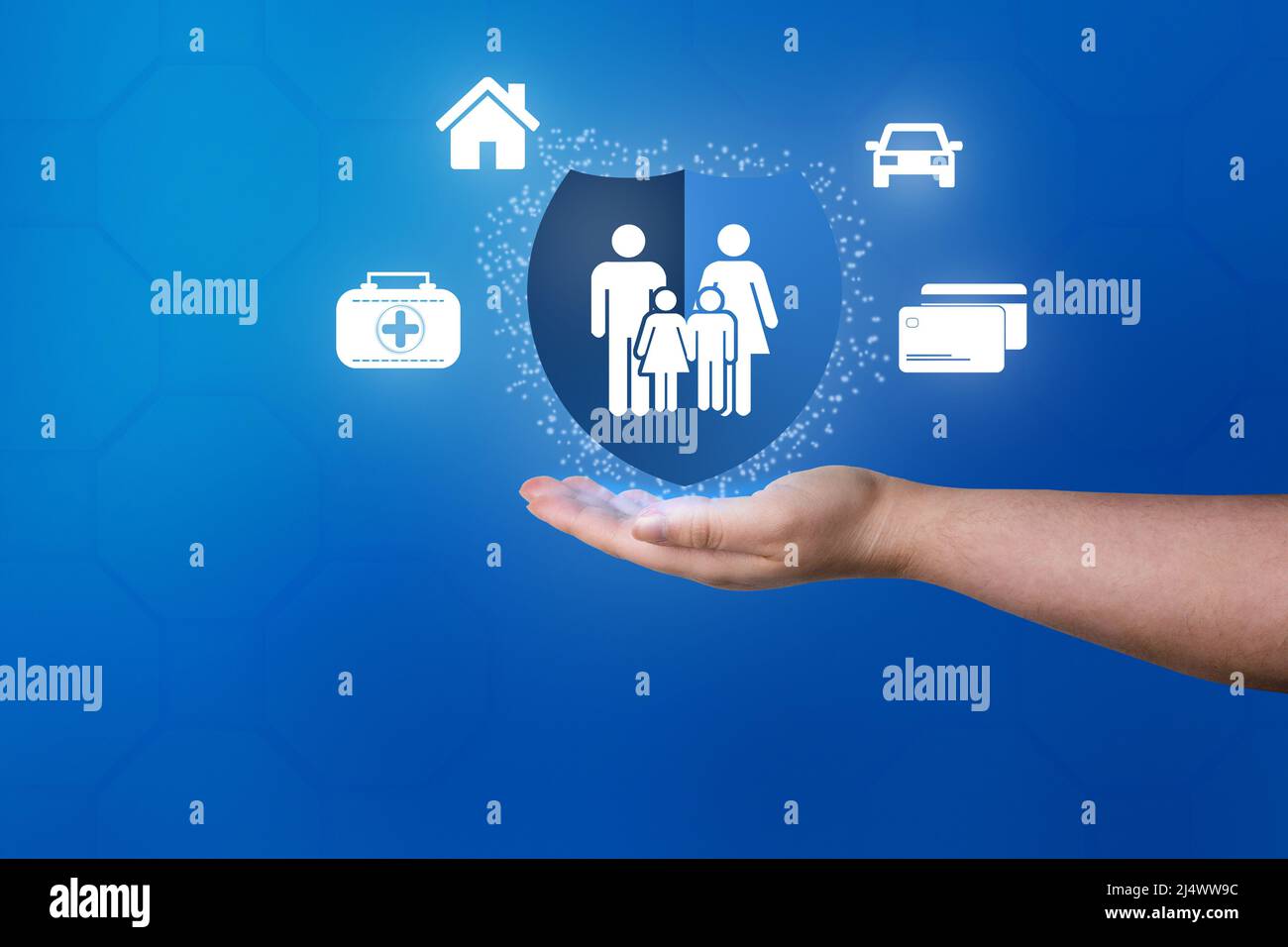 Frau und Hand mit blauem Schild der Familienlebensversicherung und -Versicherung. Symbole für Auto-, Familien-, Lebens- und Krankenversicherung. Stockfoto