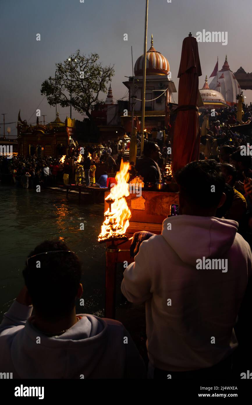 die heilige flamme des ganges aarti mit krähendem Schatten am Abend am Flussufer wird am 15 2022. März in der har KI pauri haridwar uttrakhand india aufgenommen. Stockfoto