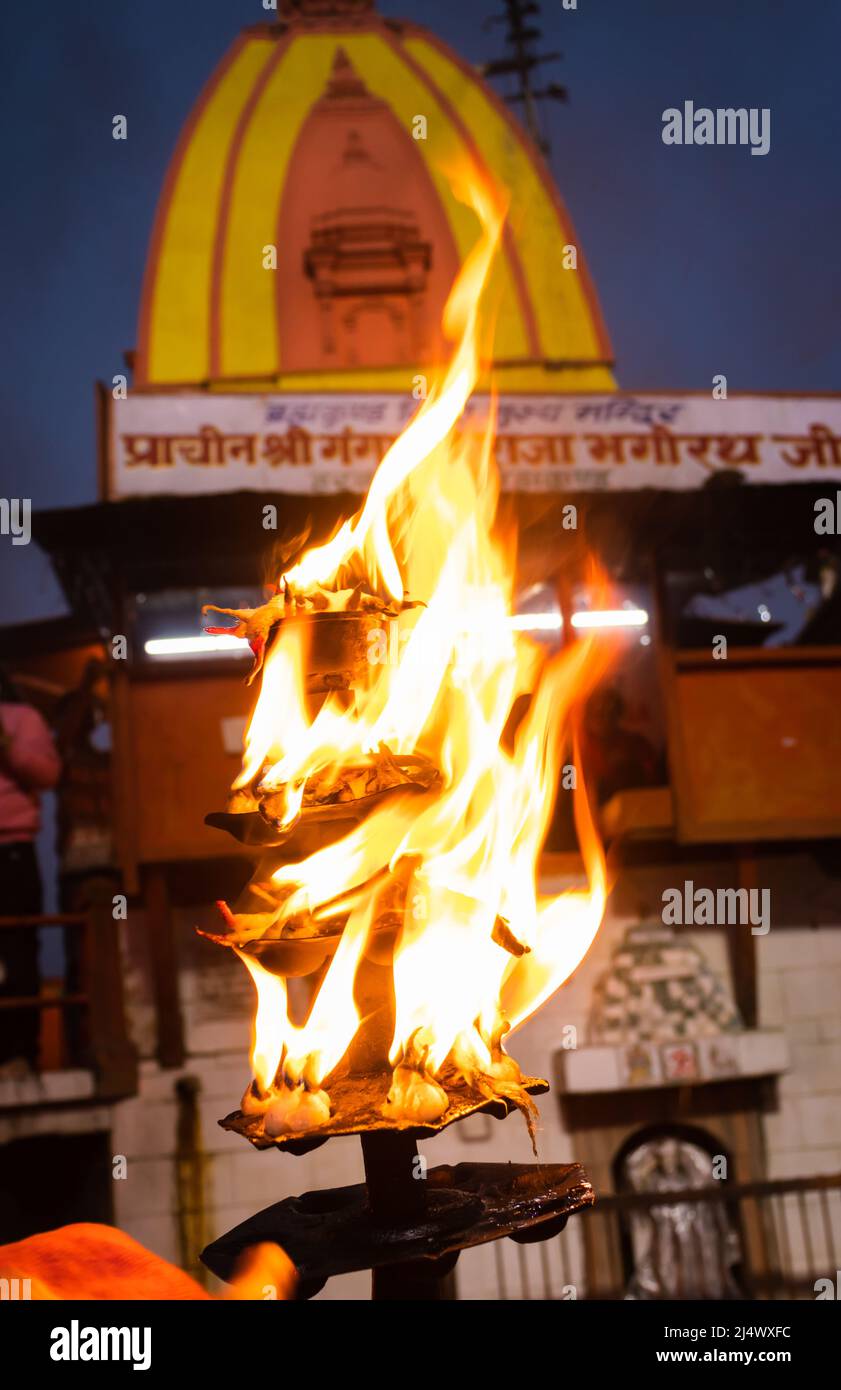 heilige ganges aarti Flamme mit Tempelhintergrund am Abend Bild wird in har KI pauri haridwar uttrakhand indien am 15 2022. März aufgenommen. Stockfoto