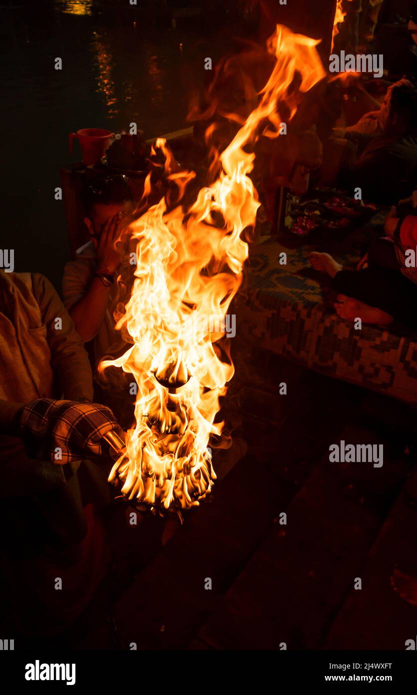 heilige ganges aarti Flamme mit Tempelhintergrund am Abend Bild wird in har KI pauri haridwar uttrakhand indien am 15 2022. März aufgenommen. Stockfoto