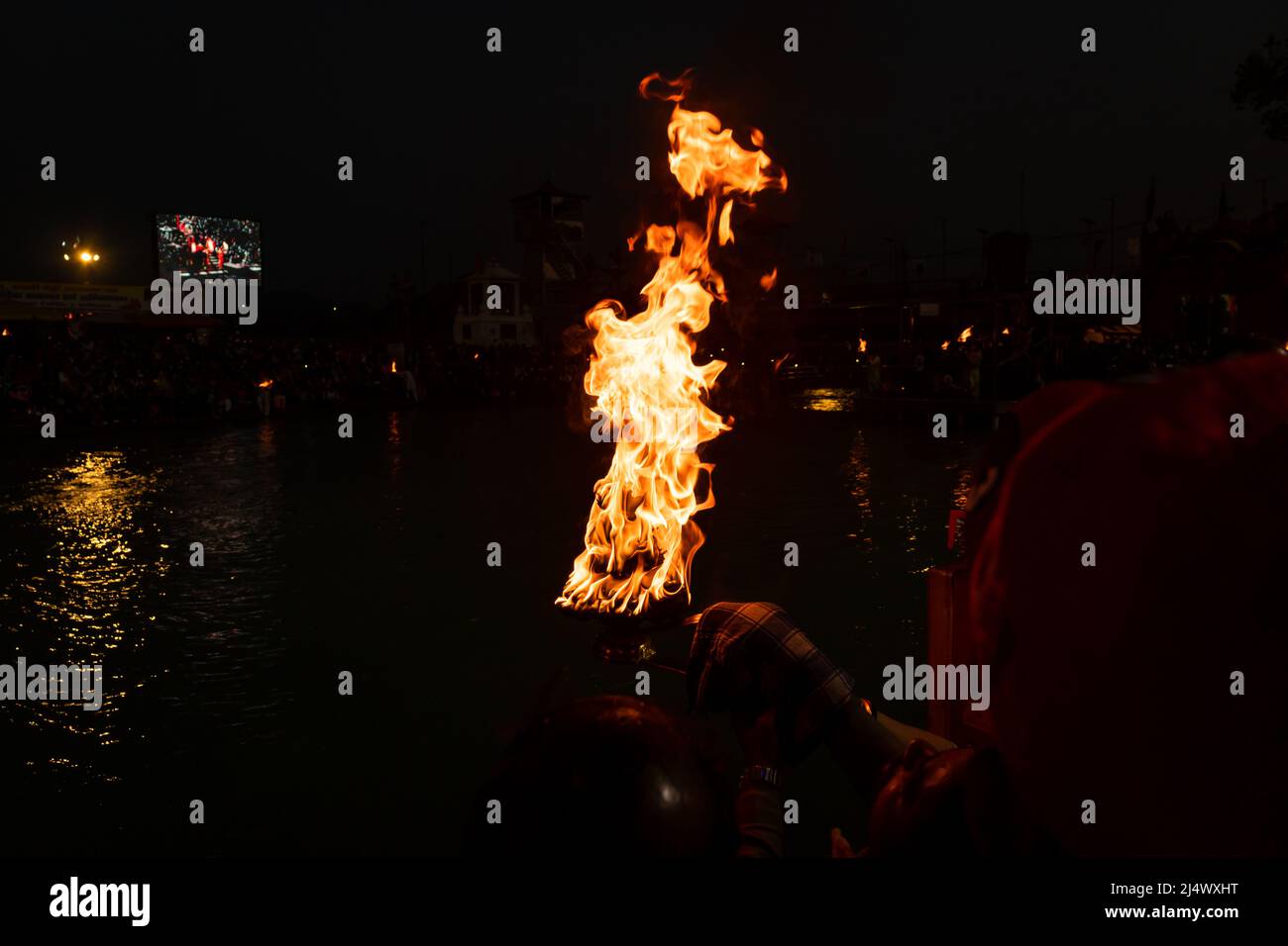 heilige ganges aarti Flamme mit Tempelhintergrund am Abend Bild wird in har KI pauri haridwar uttrakhand indien am 15 2022. März aufgenommen. Stockfoto